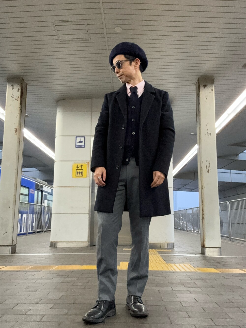 「サキソニーパンツ、ネイビー×グレー、ウールタイ、ジャケパン」｜「UNITED ARROWSのUADT サキソニー ノープリーツ テーパードパンツ（スラックス、グレー系）」を使った、Paulさん（メンズ・171cm）の冬コーディネートの1枚目の写真