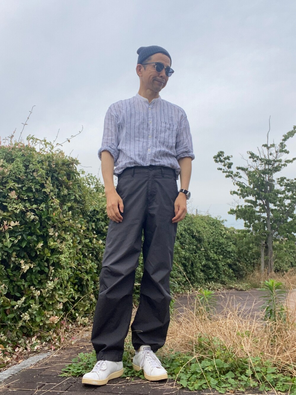 「このスタイルがお気に入り、ストライプシャツ、バンドカラーシャツ、UNIQLO JW ANDERSON、UNIQLO U、スタンスミス、ペーパーニット帽、モノトーン」｜「UNIQLOのアイテム（パンツ、グレー系）」を使った、Paulさん（メンズ・171cm）の夏コーディネートの1枚目の写真