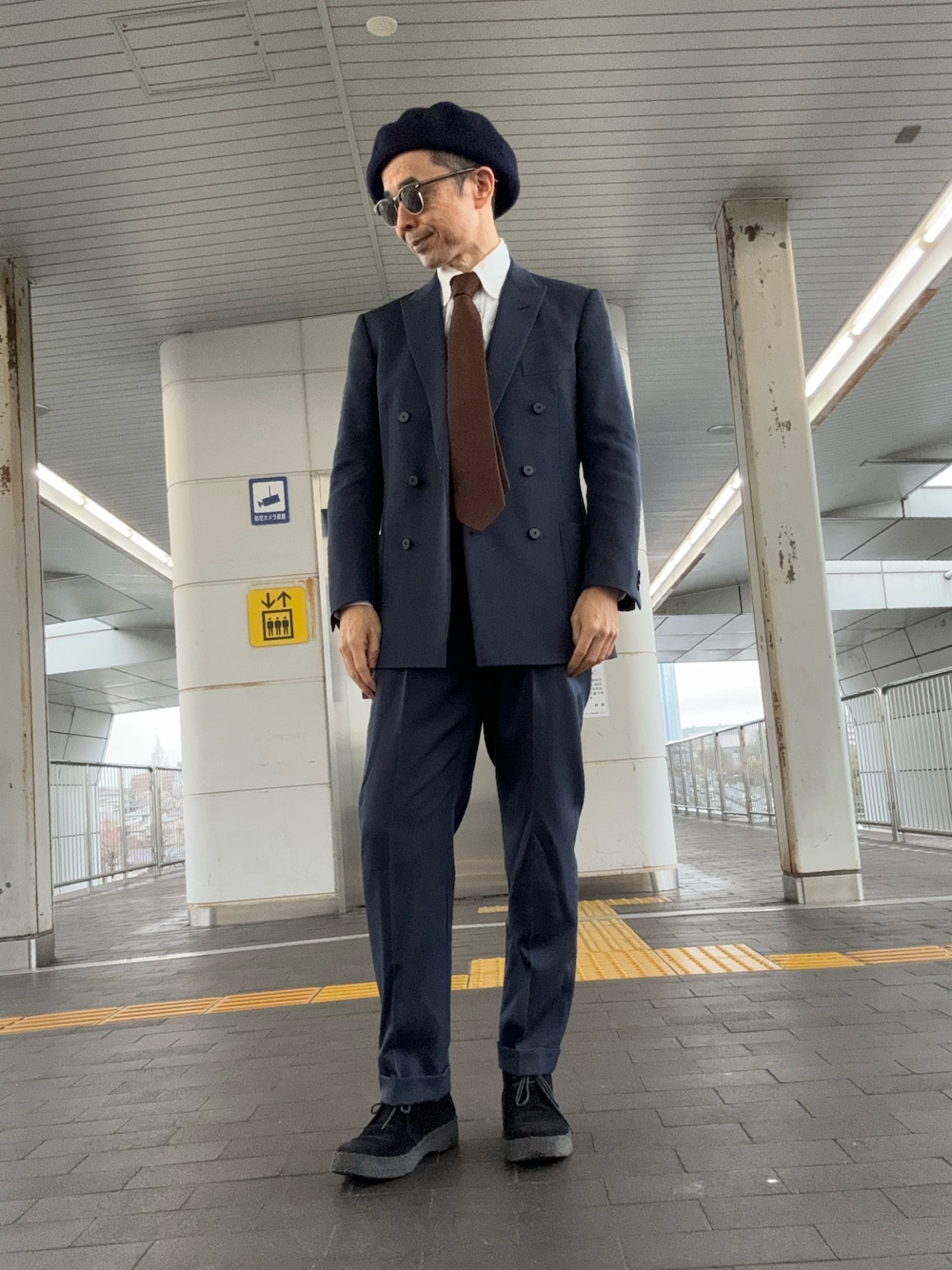 「ダブルスーツ、ボタンダウンシャツ、アズーロ・エ・マローネ、ブリットチャッカ、マッドガード」｜「SANDERSの【別注】＜SANDERS＞ CHUKKA/シューズ ◆（ブーツ、ブラック系）」を使った、Paulさん（メンズ・171cm）の春コーディネートの1枚目の写真
