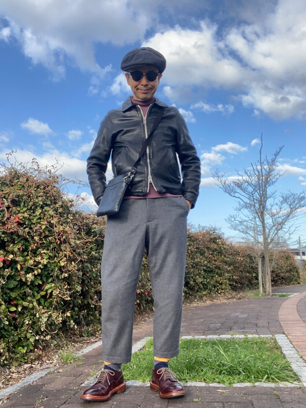 「襟付きライダースジャケット、モックネックカットソー、ワイドパンツ、ダブルソール、UNIQLO U」｜「SOVEREIGNの＜SOVEREIGN（ソブリン）＞ ノープリーツ パンツ（その他パンツ、グレー系）」を使った、Paulさん（メンズ・171cm）の春コーディネートの1枚目の写真