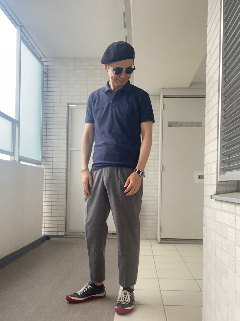 「ネイビー×グレー、タックワイドパンツ、ペーパーベレー」｜「UNIQLOのアイテム（その他パンツ、グレー系）」を使った、Paulさん（メンズ・171cm）の夏コーディネートの1枚目の写真