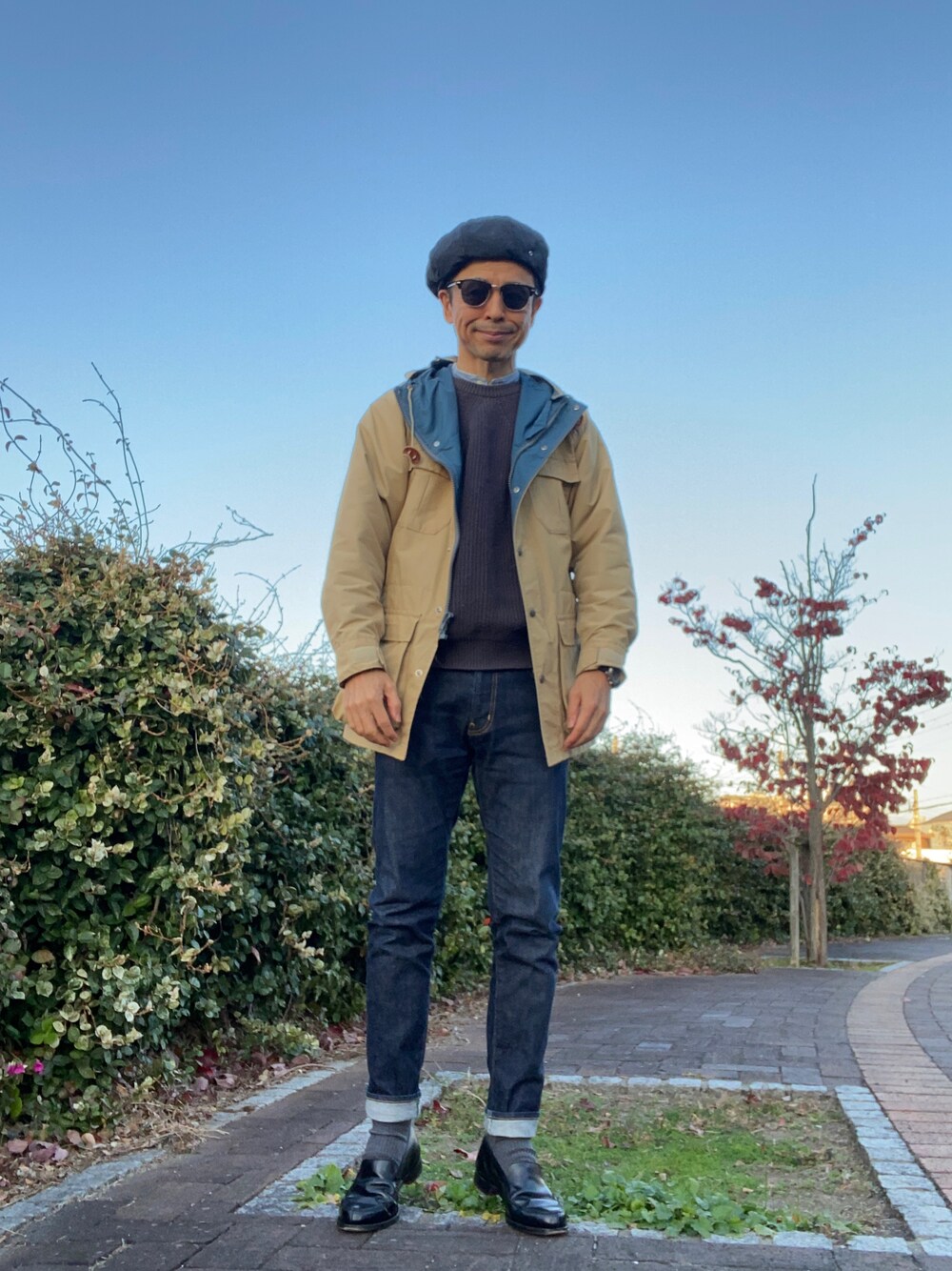 「マウンテンパーカー、バンドカラーシャツ、バンプローファー、ネイビー×ベージュ」｜「lidealのLideal×TOMORROWLAND Prism スキニーパンツ（デニムパンツ、ブルー系）」を使った、Paulさん（メンズ・171cm）の秋コーディネートの1枚目の写真