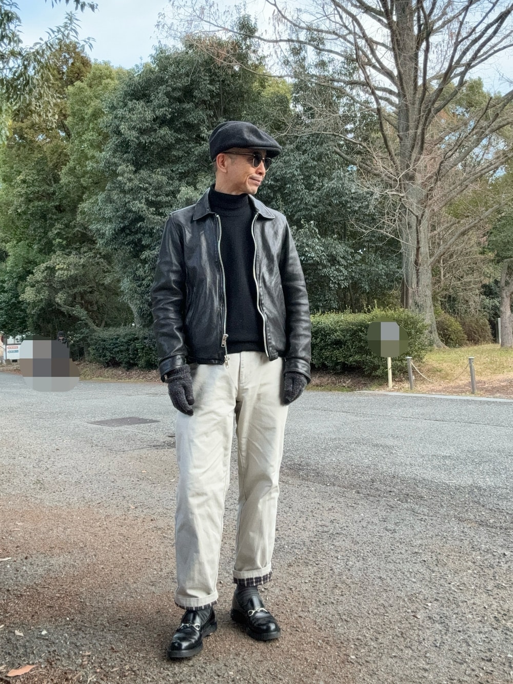 「襟付きライダースジャケット、モックネックニット、ビットローファー、裏地あったかパンツ、オフホワイト×ブラック」｜「L.L.Beanのアイテム（パンツ、ベージュ系）」を使った、Paulさん（メンズ・171cm）の春コーディネートの1枚目の写真