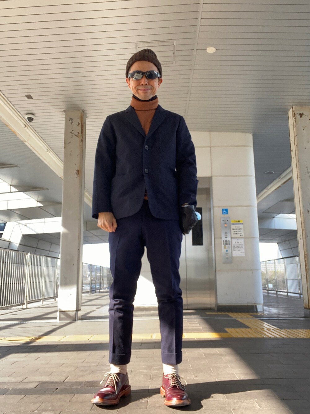 「アズーロ・エ・マローネ、フランネルパンツ、ダブルソール、ジャケパン、タートルネックカットソー、UNIQLO U、私の推しブランド」｜「District UNITED ARROWSのアイテム（その他パンツ、ブルー系）」を使った、Paulさん（メンズ・171cm）の冬コーディネートの1枚目の写真