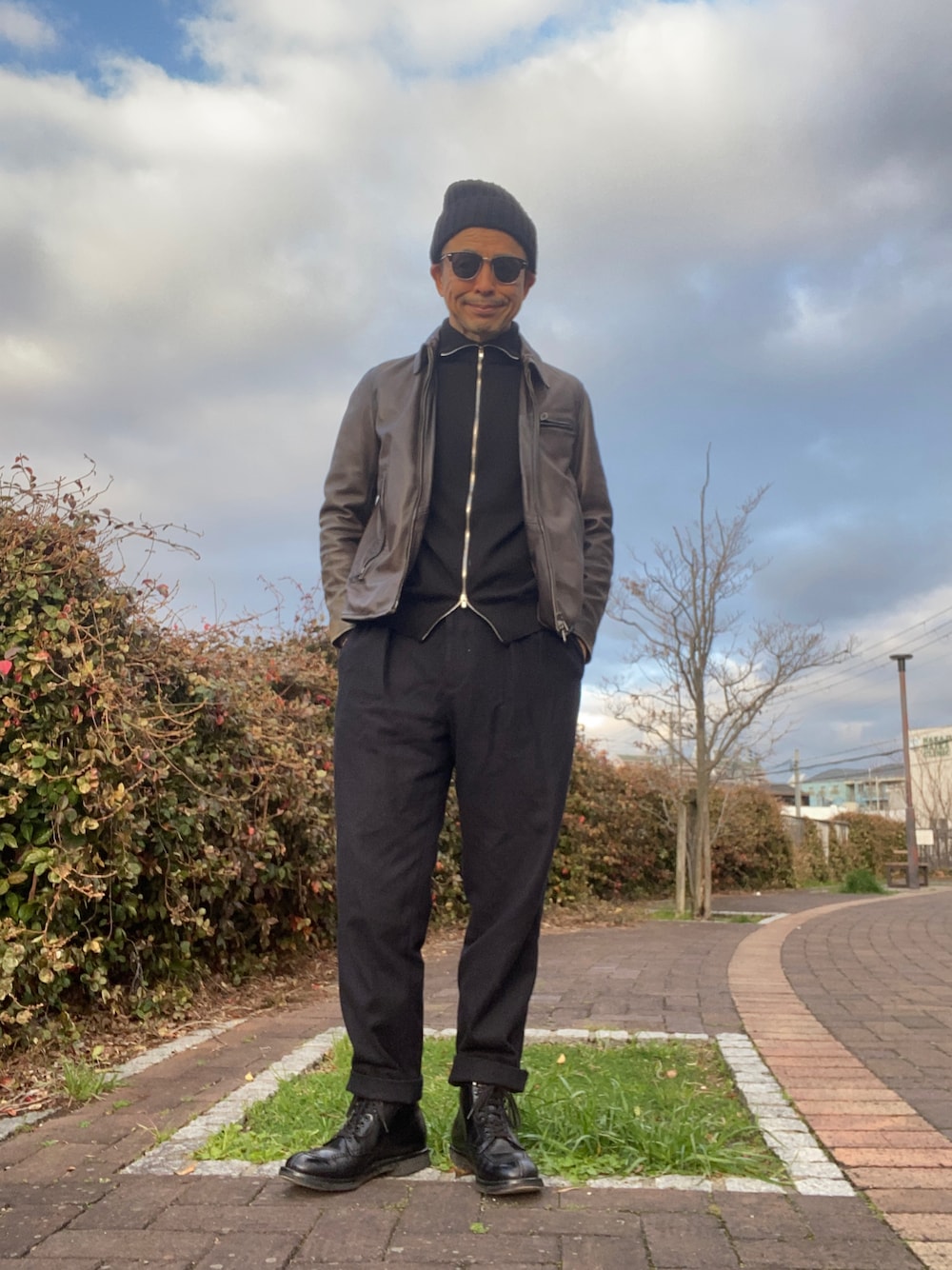 「アズーロ・エ・マローネ、ドライバーズニット、フランネルパンツ、タンカーブーツ、襟付きライダースジャケット」｜「Nigel Cabournのアイテム（パンツ、ブルー系）」を使った、Paulさん（メンズ・171cm）の春コーディネートの1枚目の写真
