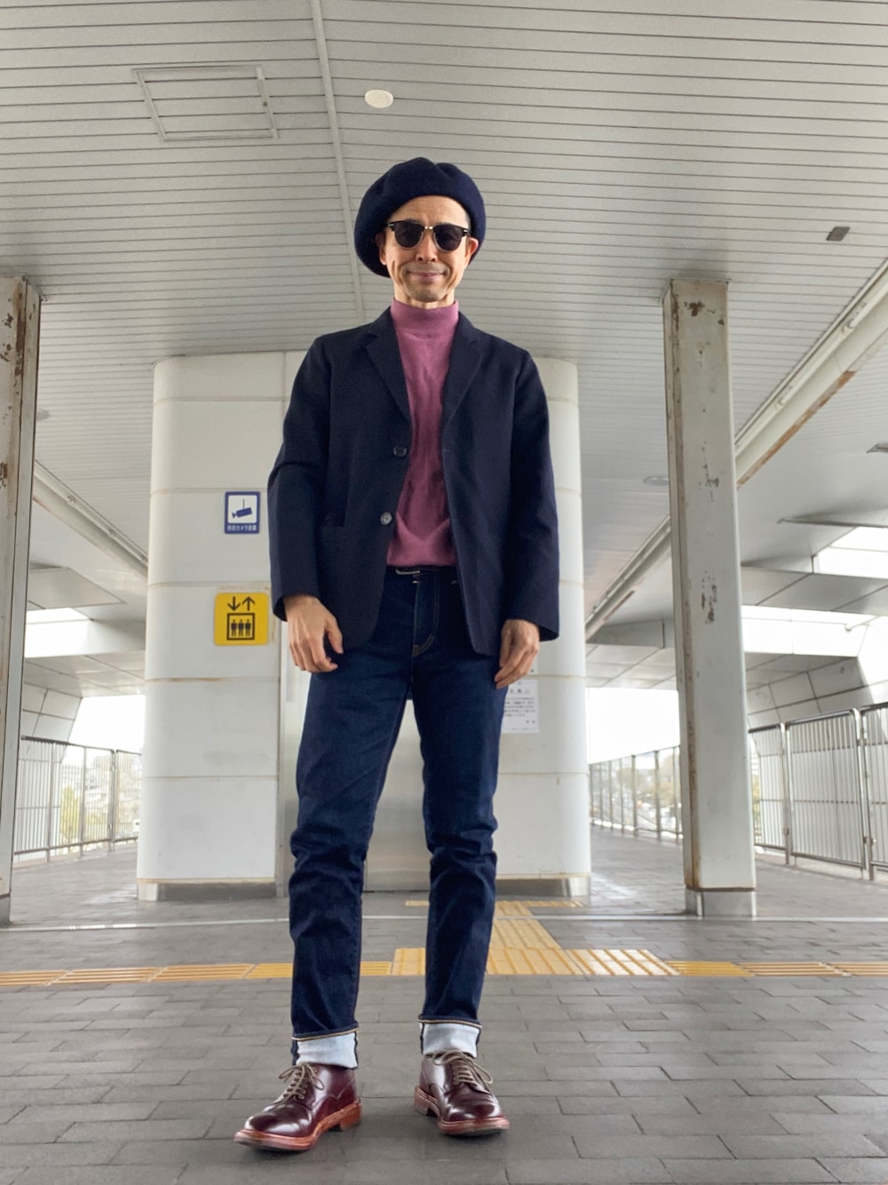 「ネイビー×ピンク、モックネックニット、ジャケパン、ダブルソール」｜「Levi'sの511(TM) スリムフィット WARMジーンズ インディゴブルー INDIGO RINSED/13.39oz（デニムパンツ、ブルー系）」を使った、Paulさん（メンズ・171cm）の春コーディネートの1枚目の写真