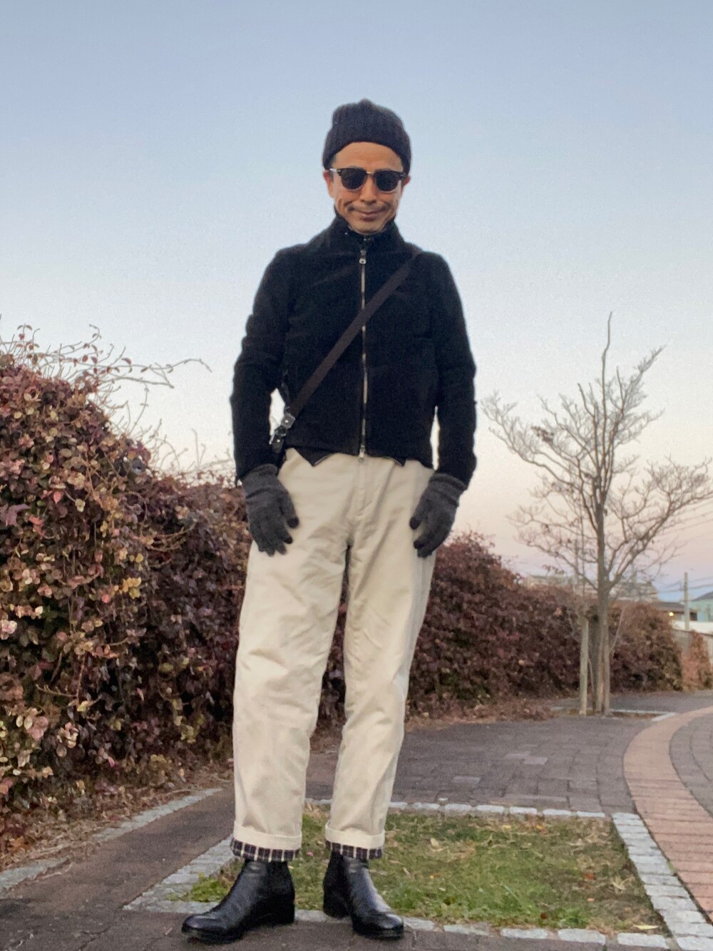 「シングルライダース、スエードライダース、裏地あったかパンツ、サイドゴアブーツ、オフホワイト×ブラック、ドライバーズニット」｜「L.L.Beanのアイテム（パンツ、ベージュ系）」を使った、Paulさん（メンズ・171cm）の冬コーディネートの1枚目の写真