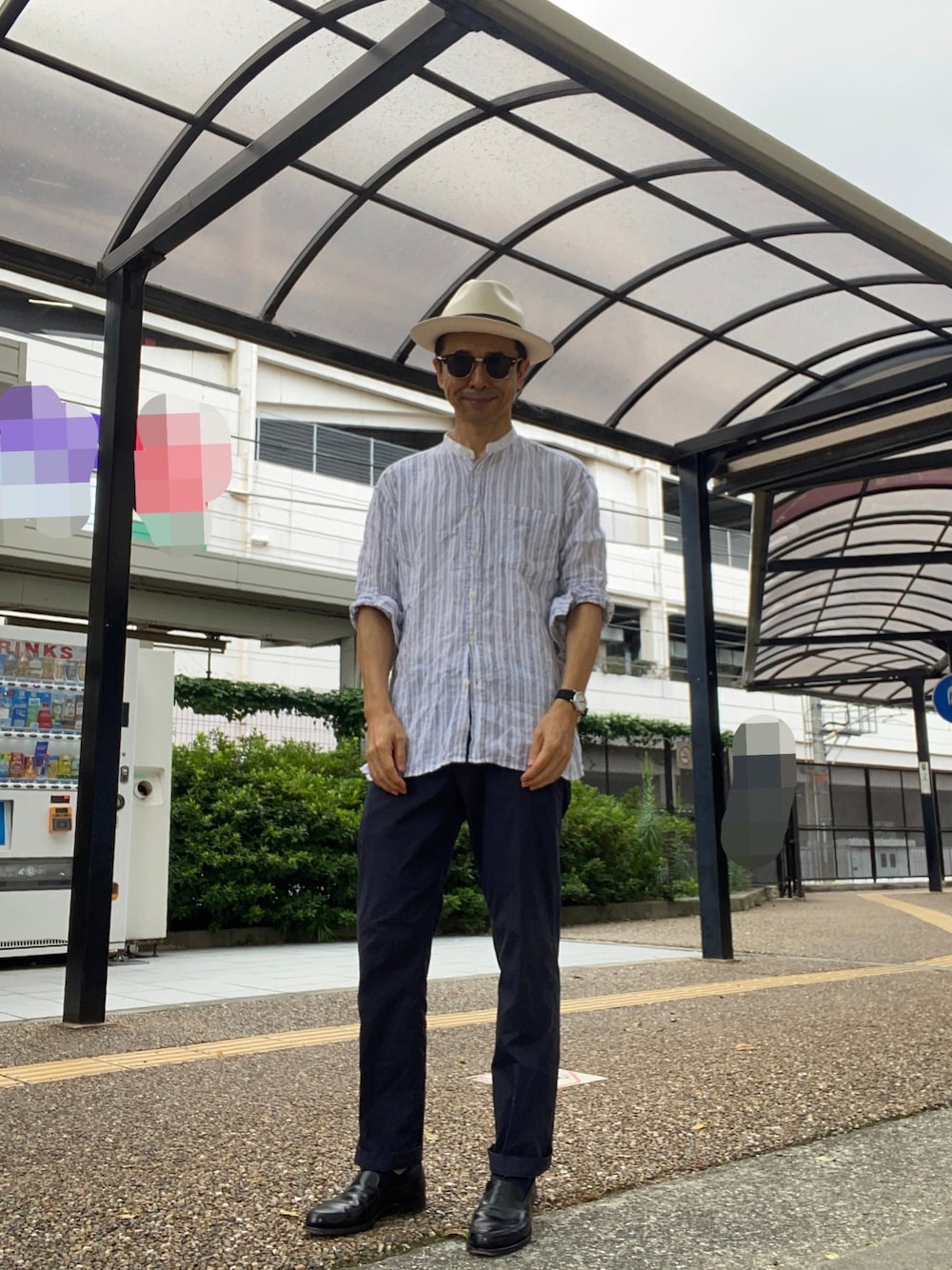 「リネンシャツ、ストライプシャツ、ネイビー×ホワイト、バンプローファー、パナマハット、腕まくり」｜「CROCKETT&JONESのCROCKETT & JONES / 別注 GAVIN カーフ エプロンフロントローファー 2019/08/09, BEAMS 梅田にて購入（ローファー、ブラック系）」を使った、Paulさん（メンズ・171cm）の夏コーディネートの1枚目の写真