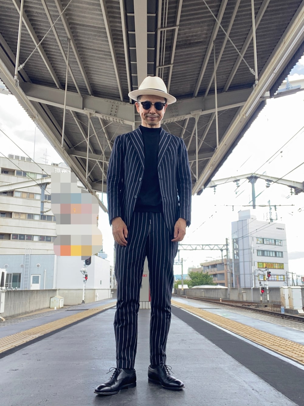 「コベントリー、ストライプスーツ、セットアップ、半袖モックネックニット、パナマハット、パンチドキャップトゥ」｜「TAGLIATOREのTAGLIATORE / P-NEWMAN リネンウール ストライプ イージーパンツ（その他パンツ、ブルー系）」を使った、Paulさん（メンズ・171cm）の夏コーディネートの1枚目の写真