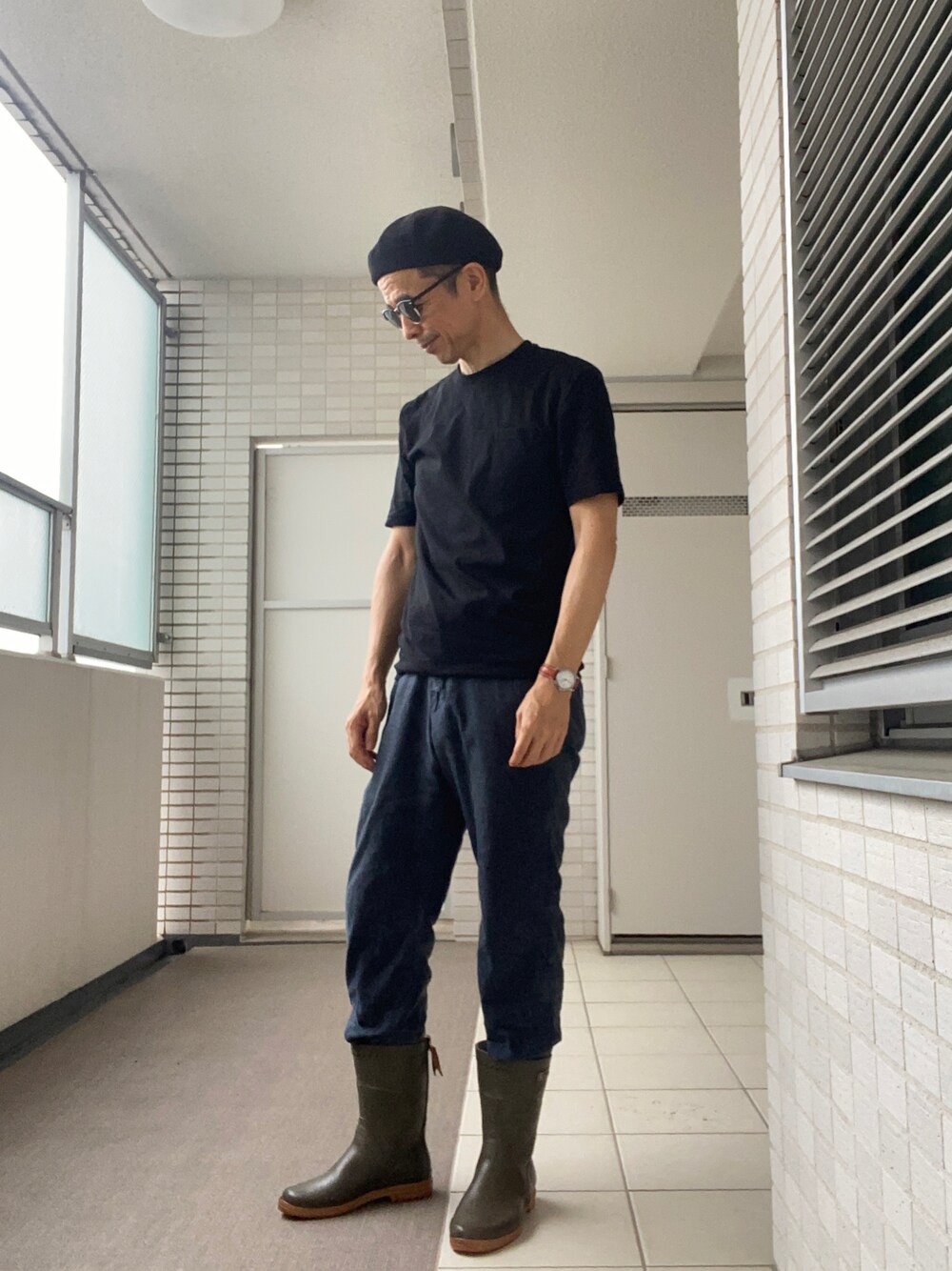「アツいコーデ全部見せ、ポケットＴシャツ、リネンイージーパンツ、ブラック×ネイビー、ペーパーベレー」｜「tsuki.sの＜tsuki.s（ツキドットエス）＞ テンジク クルーネック（Tシャツ/カットソー、ブラック系）」を使った、Paulさん（メンズ・171cm）の夏コーディネートの1枚目の写真