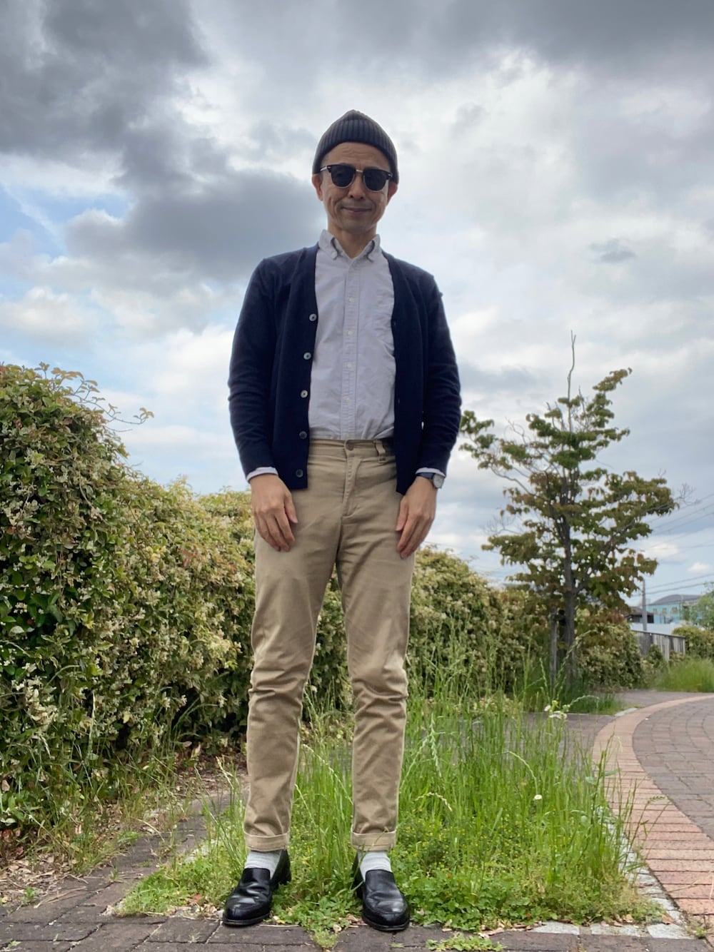 「KAKEYA JEANS、オックスフォードシャツ、バンプローファー、ネイビー×ベージュ」｜「KAKEYAのアイテム（チノパンツ、ベージュ系）」を使った、Paulさん（メンズ・171cm）の春コーディネートの1枚目の写真