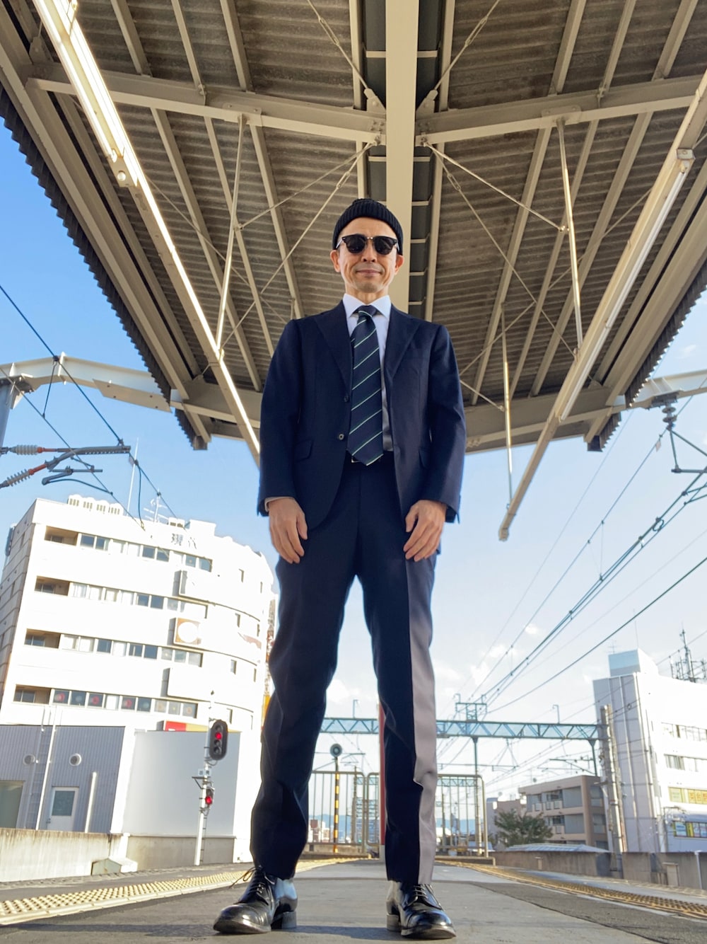「ネイビースーツ、コードバン、レジメンタルタイ、モディファイドラスト」｜「ALDENのモディファイドラスト、コードバン、トゥモローランド博多店で2017年7月に購入（ドレスシューズ、ブラック系）」を使った、Paulさん（メンズ・171cm）の秋コーディネートの1枚目の写真