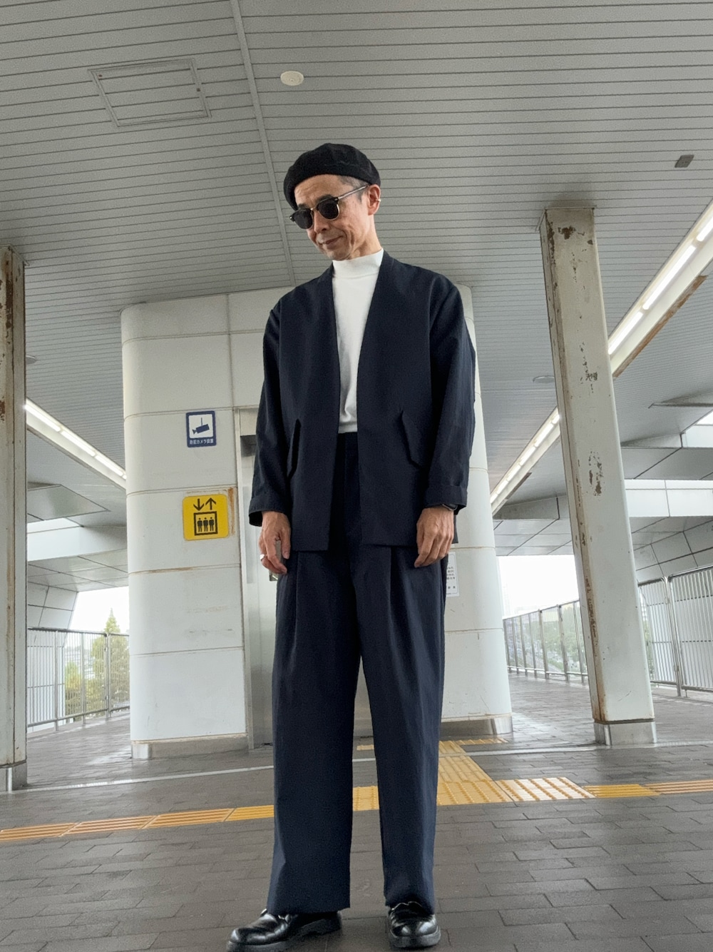 「ペーパーベレー、半袖モックネックニット、ノーカラージャケット、ネイビーセットアップ、ビットローファー、ワイドパンツ」｜「MONKEY TIMEのRENU TROシリーズ 2P ワイド パンツ -セットアップ対応-（スラックス、ブルー系）」を使った、Paulさん（メンズ・171cm）の秋コーディネートの1枚目の写真