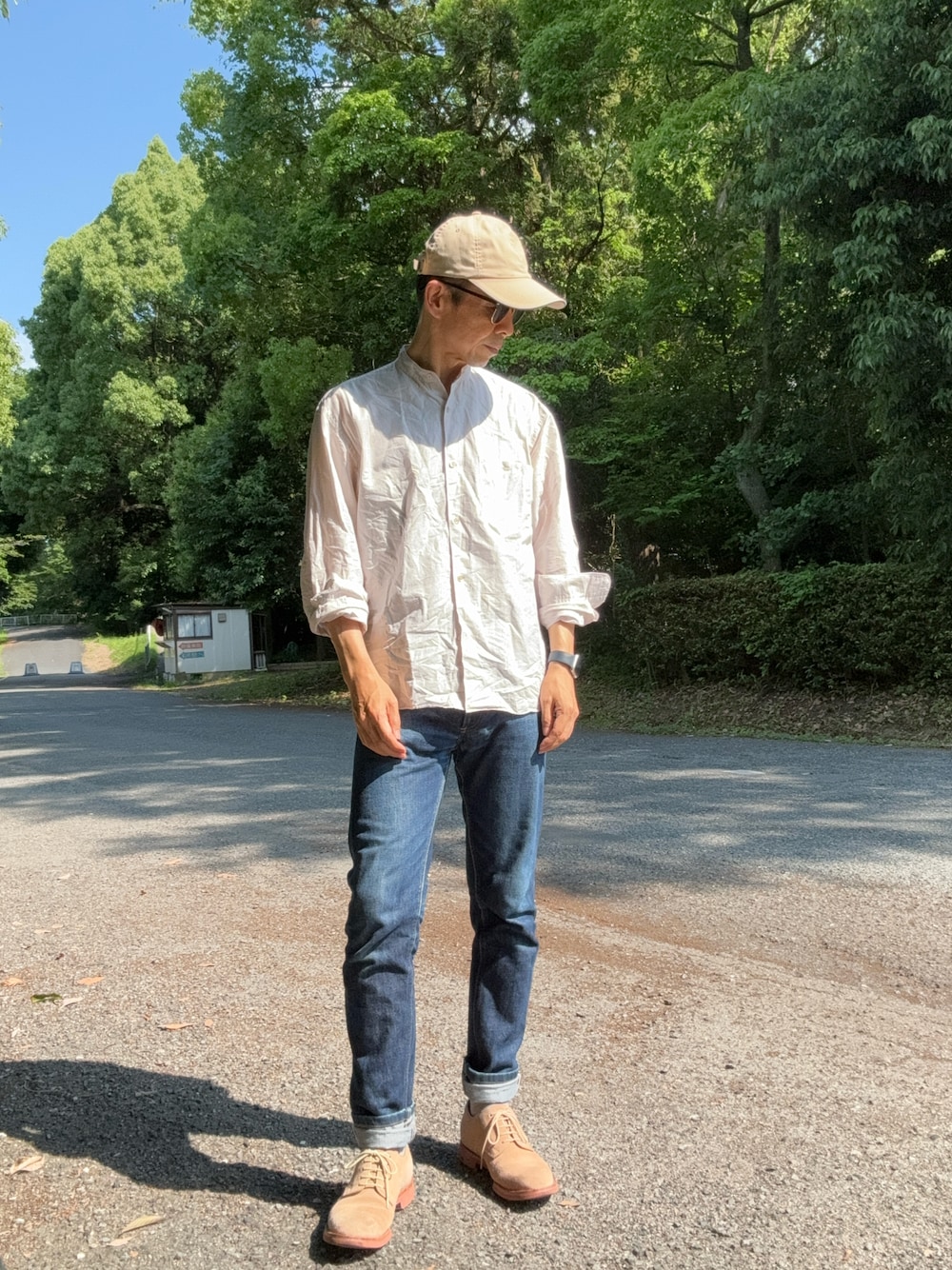 「ベージュ×ネイビー、バンドカラーシャツ、リネン混シャツ、プチニュースタンダード、ダーティーバックス」｜「A.P.C.のプチニュースタンダードジーンズ（デニムパンツ、ブルー系）」を使った、Paulさん（メンズ・171cm）の夏コーディネートの1枚目の写真