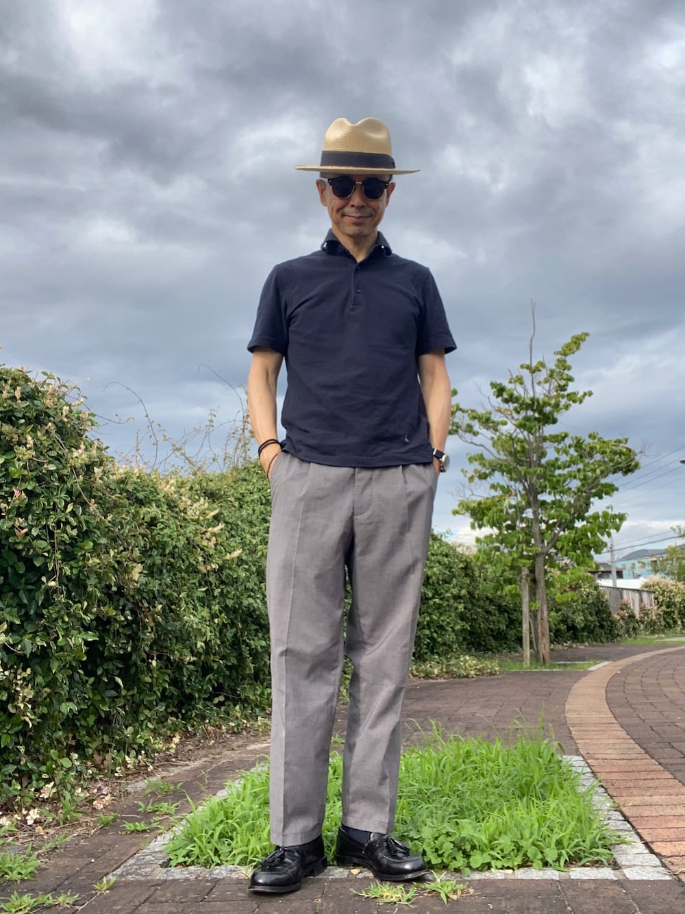 「ビジネスポロシャツ、ワイドパンツ、ネイビー×グレー、タッセルローファー、パナマハット」｜「UNIQLOのアイテム（その他パンツ、グレー系）」を使った、Paulさん（メンズ・171cm）の夏コーディネートの1枚目の写真