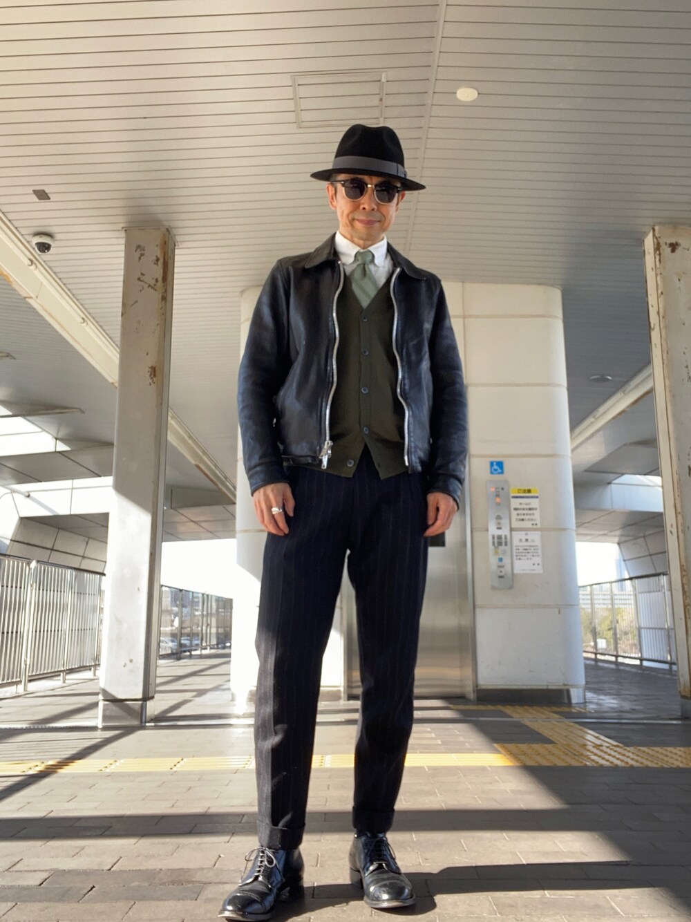 「襟付きライダースジャケット、オリーブ×ブラック、チョークストライプ、フランネルパンツ、ボタンダウンシャツ、中折れハット、モディファイドラスト」｜「UNITED ARROWSのUAST フラノ ストライプ 1プリーツ パンツ（その他パンツ、ブラック系）」を使った、Paulさん（メンズ・171cm）の冬コーディネートの1枚目の写真