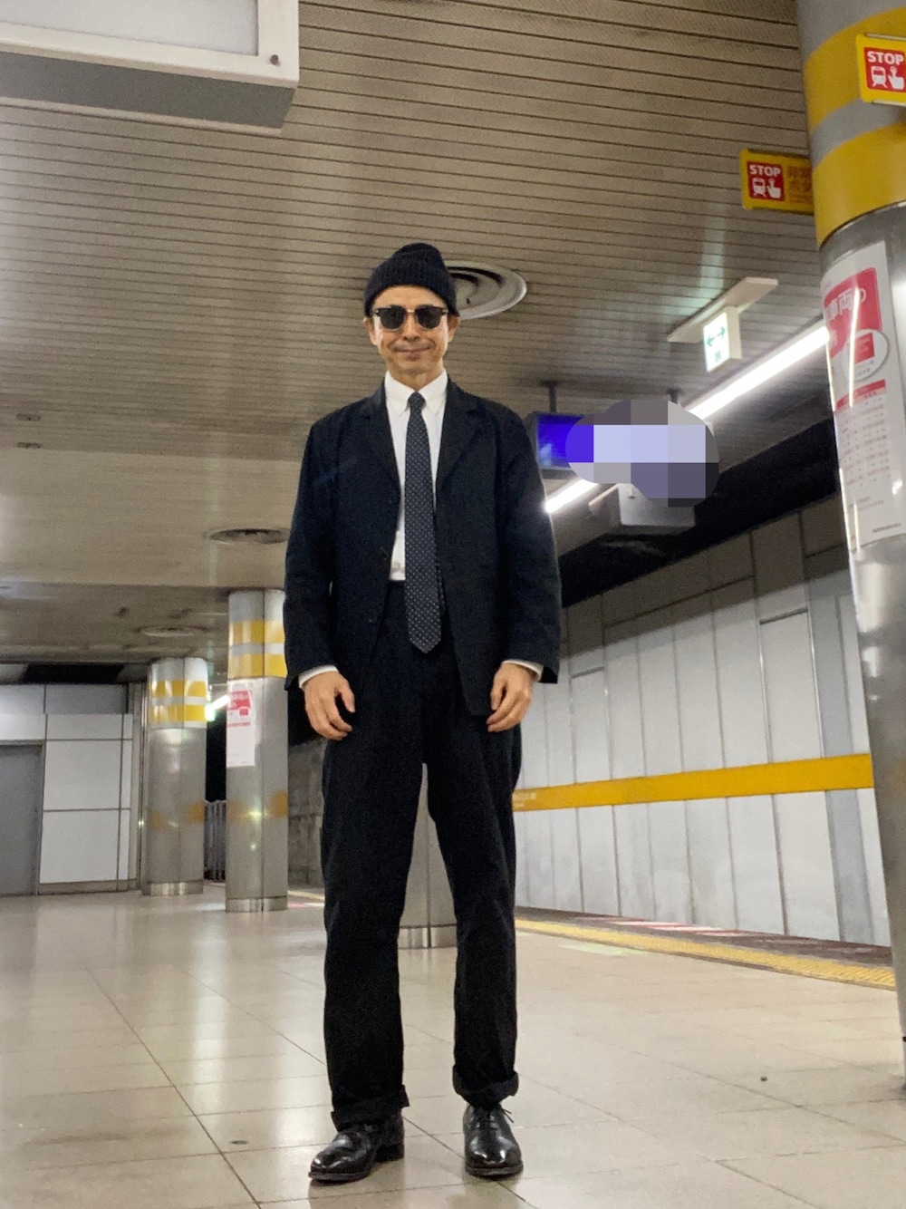 「セットアップ、ブラック×ホワイト、花柄ネクタイ、ボタンダウンシャツ、パンチドキャップトゥ、リネン混スーツ」｜「MARGARET HOWELLのアイテム（ジャケット/アウター、ブラック系）」を使った、Paulさん（メンズ・171cm）の秋コーディネートの1枚目の写真
