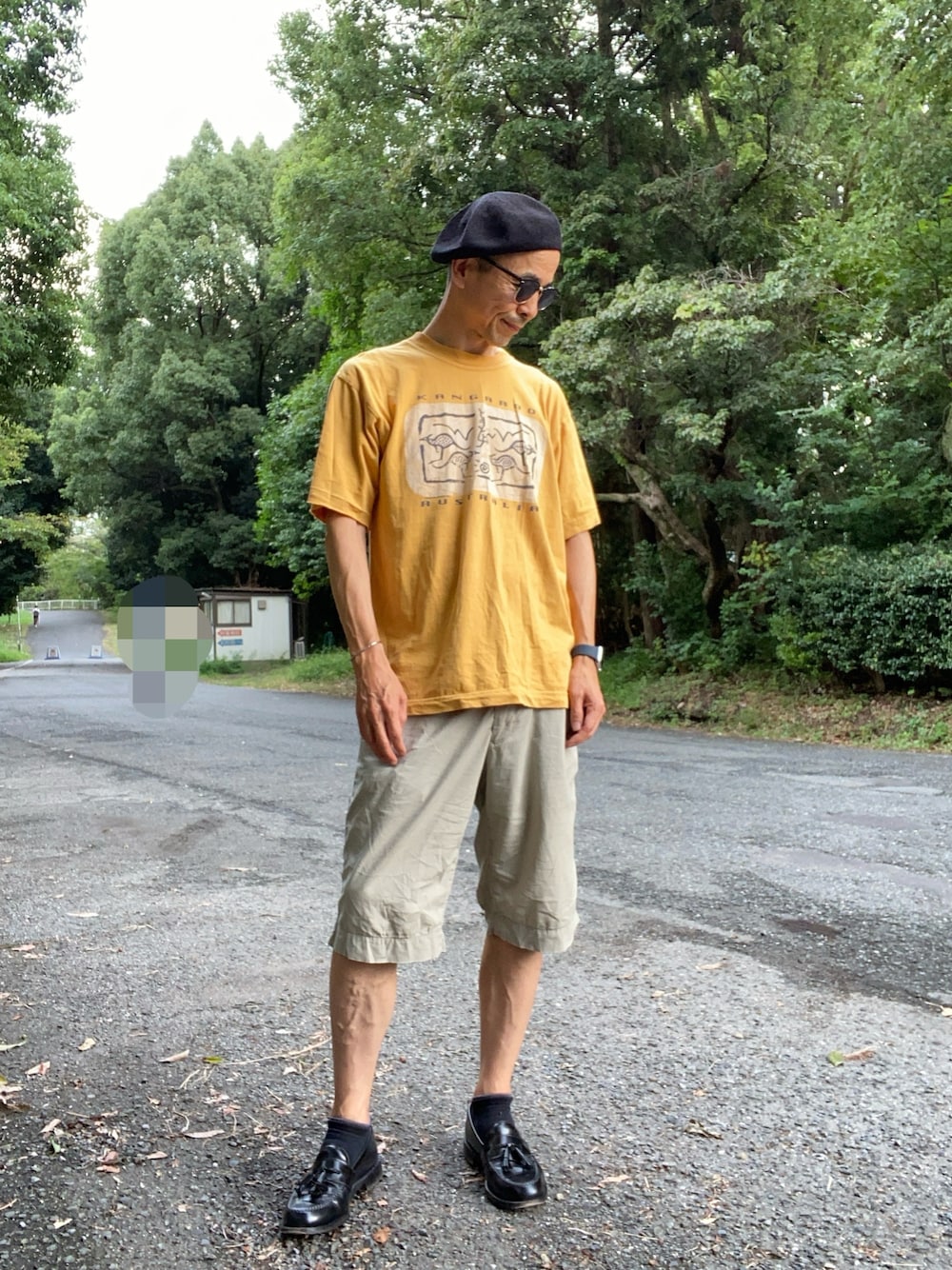 「プリントT、ハーフパンツ、イエローTシャツ、タッセルローファー、ペーパーベレー」｜「オーストラリア土産のアイテム（Tシャツ/カットソー、ゴールド系）」を使った、Paulさん（メンズ・171cm）の秋コーディネートの1枚目の写真