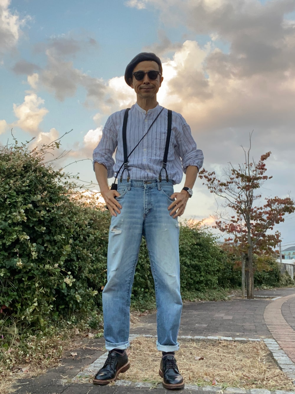 「ストライプシャツ、バンドカラーシャツ、ダメージデニムパンツ、ダブルソール、ペーパーベレー、リネンシャツ、JW Anderson x UNIQLO」｜「UNIQLOのアイテム（デニムパンツ、ブルー系）」を使った、Paulさん（メンズ・171cm）の秋コーディネートの1枚目の写真