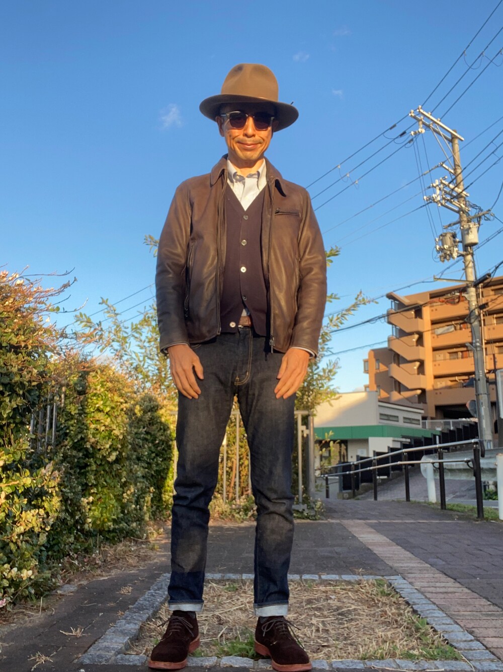 「アズーロ・エ・マローネ、襟付きライダースジャケット、ボタンダウンシャツ、スエードシューズ、中折れハット」｜「lidealのLideal×TOMORROWLAND Prism スキニーパンツ（デニムパンツ、ブルー系）」を使った、Paulさん（メンズ・171cm）の秋コーディネートの1枚目の写真