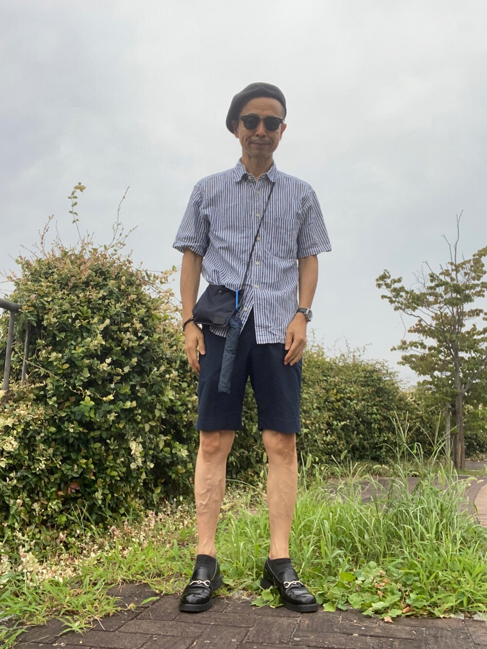 「ストライプシャツ、半袖シャツ、感動パンツ、ショートパンツ、ビットローファー、ブルートーン、ペーパーベレー」｜「UNIQLOのリネンコットンシャツ（シャツ/ブラウス、ブルー系）」を使った、Paulさん（メンズ・171cm）の秋コーディネートの1枚目の写真