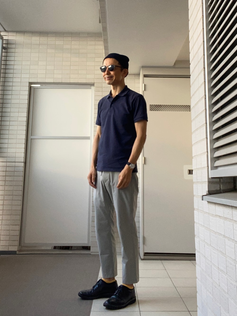 「ネイビー×グレー、感動イージーパンツ、ペーパーニット帽」｜「UNIQLOのドライカノコポロシャツ（半袖）（ポロシャツ、ブルー系）」を使った、Paulさん（メンズ・171cm）の秋コーディネートの1枚目の写真