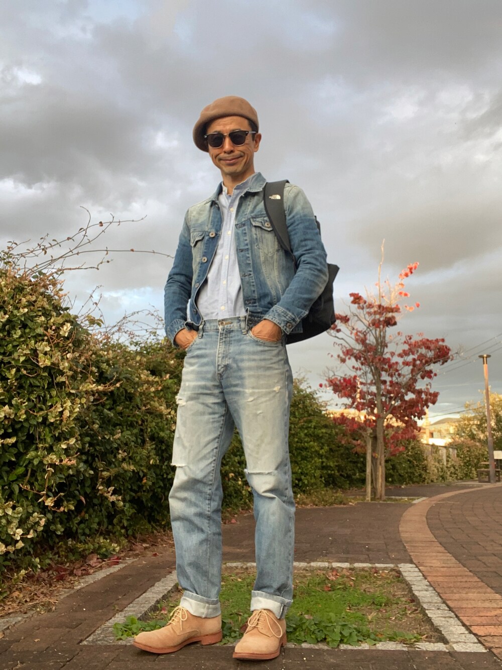 「デニムオンデニム、ペールトーン、ダメージデニムパンツ、アイスブルーデニム、バンドカラーシャツ、ダーティーバックス」｜「UNIQLOのアイテム（デニムパンツ、ブルー系）」を使った、Paulさん（メンズ・171cm）の秋コーディネートの1枚目の写真