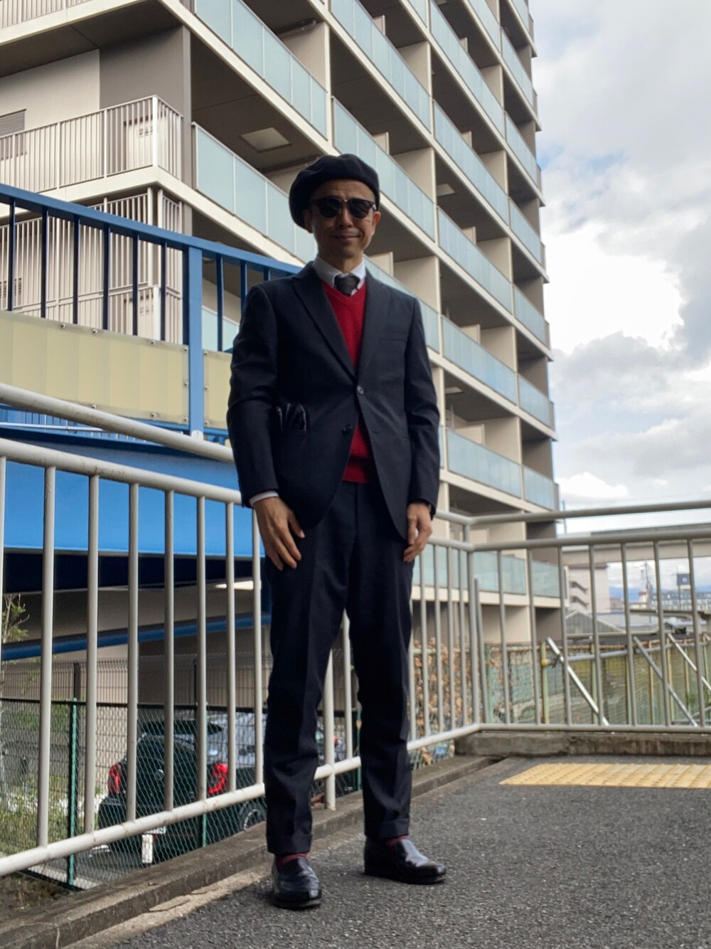 「クリスマスに着たい服、グレースーツ、セットアップ、UNIQLO+J、ニットタイ、バンプローファー、ブラック×レッド、ボタンダウンシャツ」｜「UNIQLOの+J ウールパンツ2021/11/15購入 ¥9,990-（スラックス、グレー系）」を使った、Paulさん（メンズ・171cm）の冬コーディネートの1枚目の写真