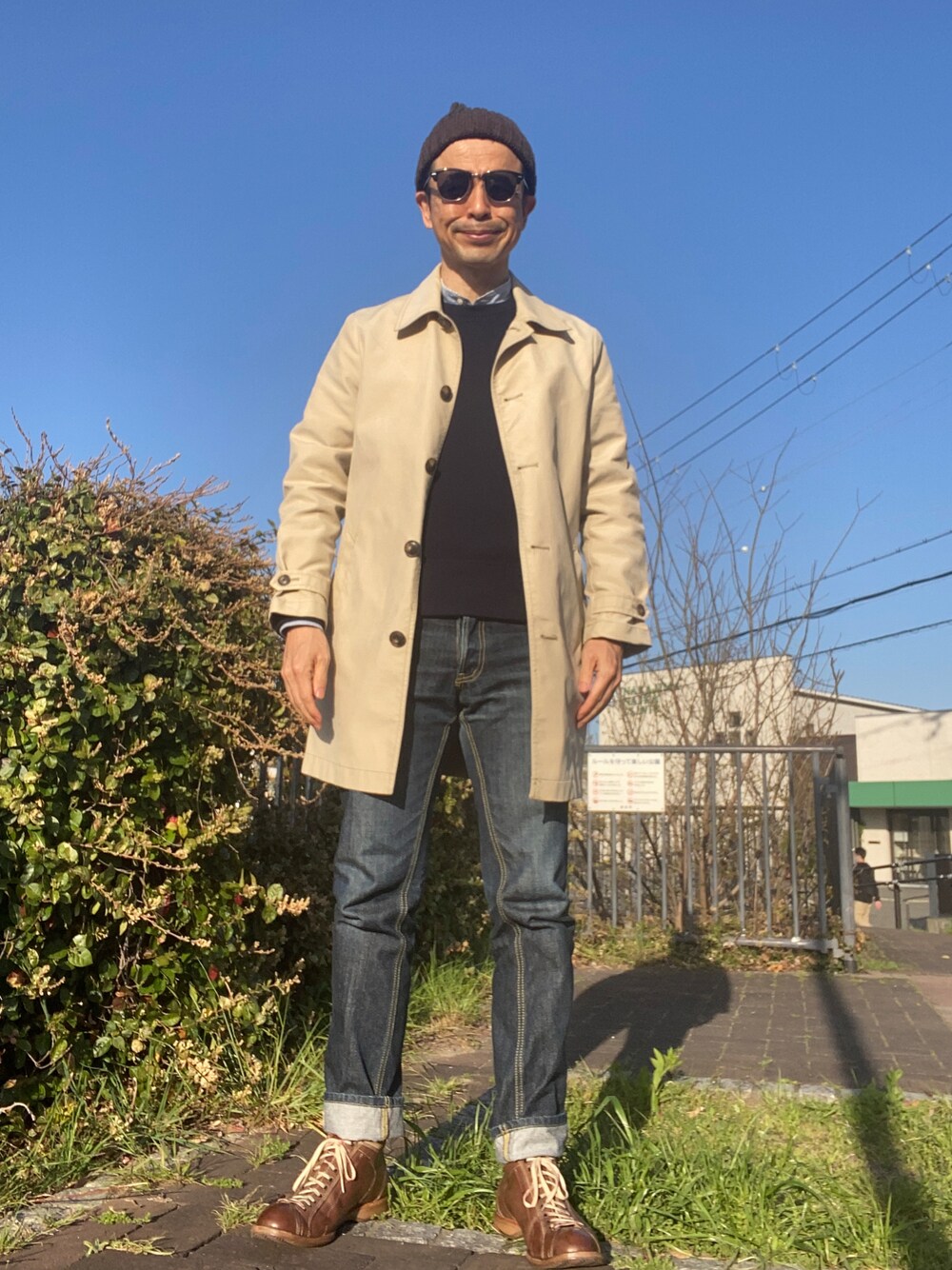 「ネイビー×ベージュ、KAKEYA JEANS、カシミヤセーター、ハイカットレザースニーカー、バンドカラーシャツ」｜「KAKEYAのアイテム（デニムパンツ、ブルー系）」を使った、Paulさん（メンズ・171cm）の春コーディネートの1枚目の写真