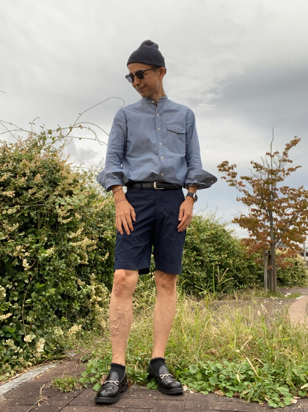 「ショートパンツ × ロングスリーブ、シャンブレーシャツ、ネイビートーン、ビットローファー、ペーパーニット帽、感動パンツ」｜「UNIQLOの感動ショートパンツ（その他パンツ、ブルー系）」を使った、Paulさん（メンズ・171cm）の秋コーディネートの1枚目の写真