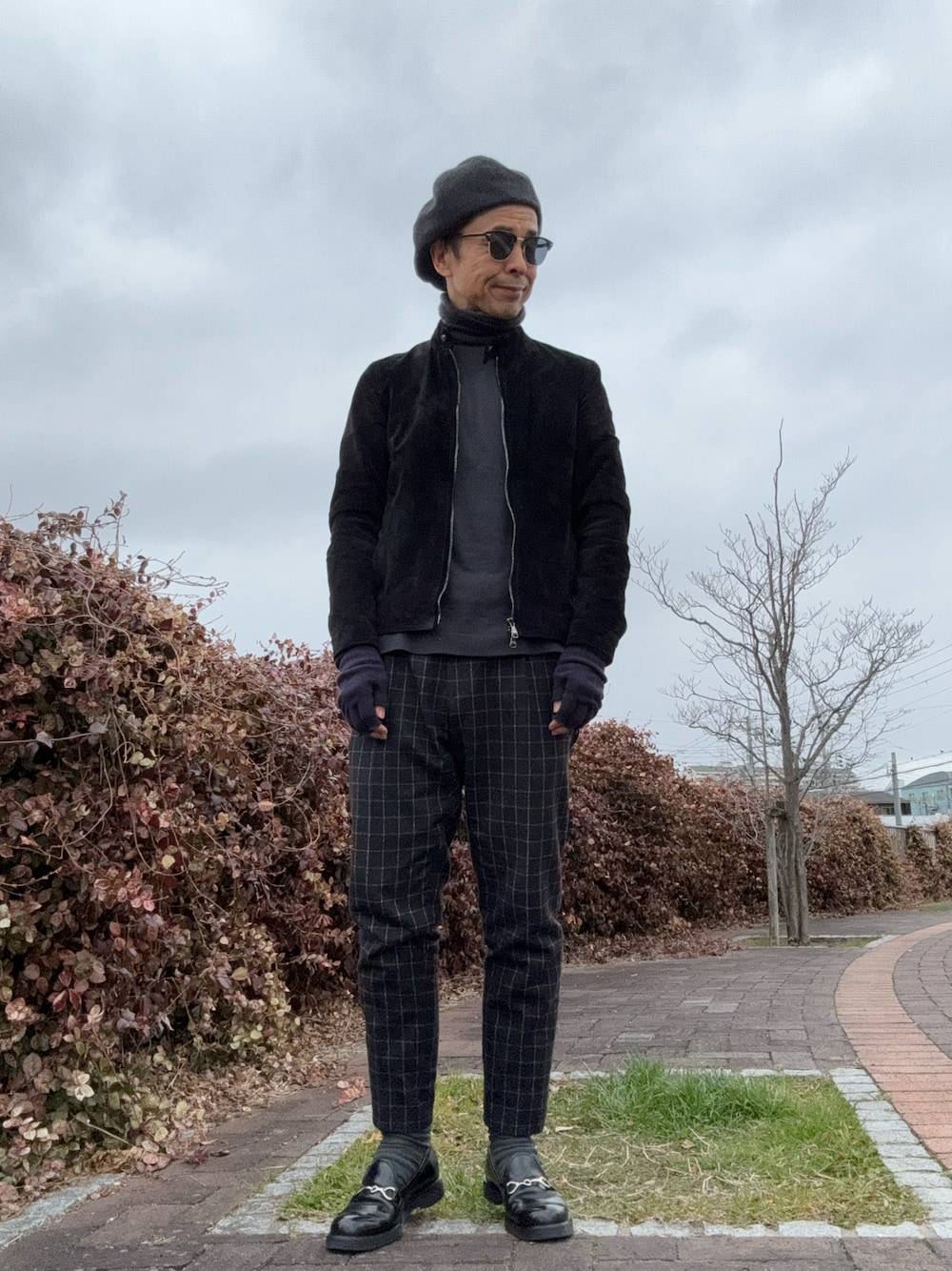 「キャスケット後ろ被り、モノトーン、ダークカラー、スエードライダース、シングルライダース、UNIQLO+J、ウインドペン、フランネルパンツ」｜「UNITED ARROWSのUASB ウィンドウペイン 1プリーツパンツ（その他パンツ、グレー系）」を使った、Paulさん（メンズ・171cm）の冬コーディネートの1枚目の写真