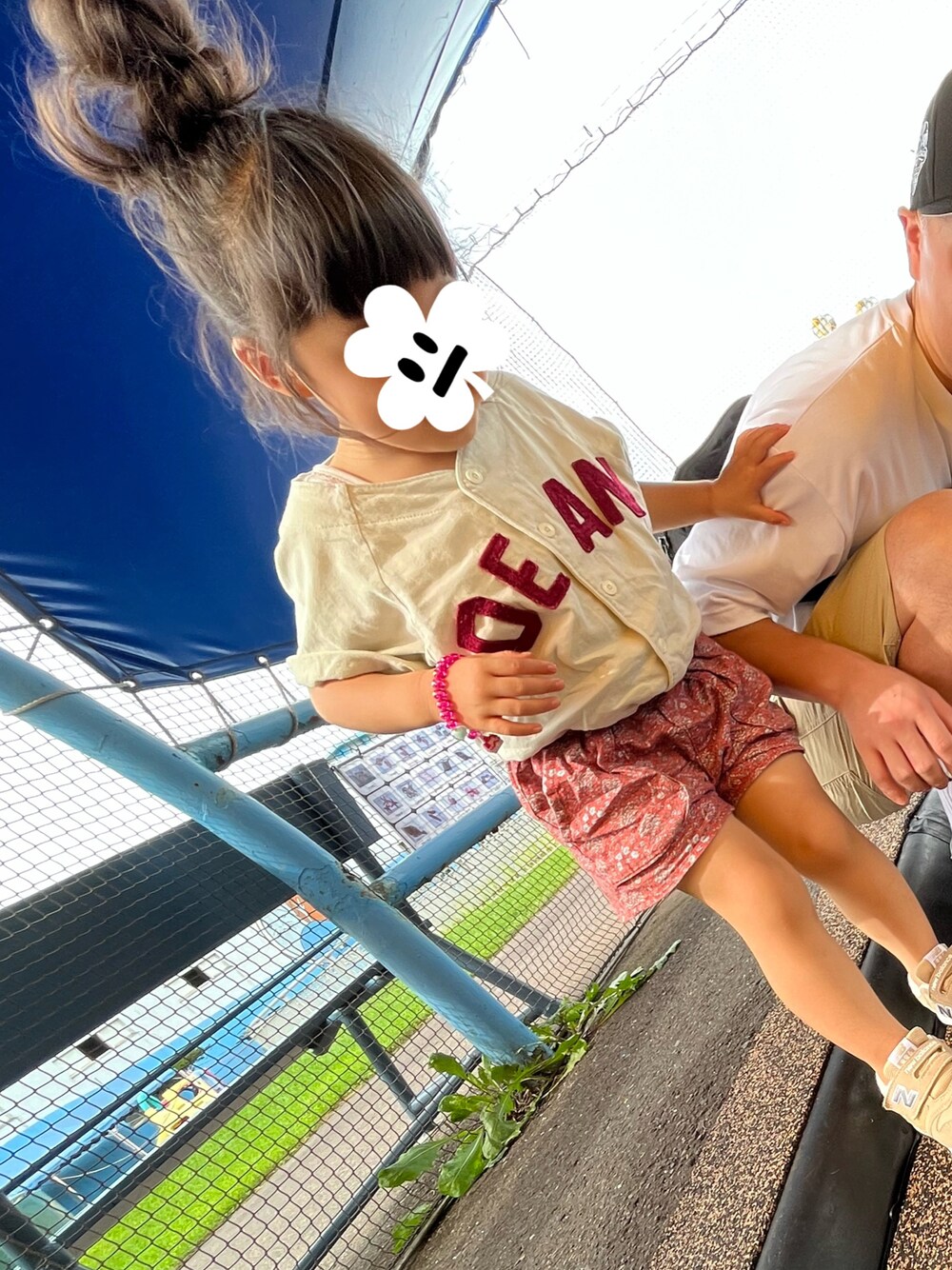 「MARKEY'Sのアイテム（パンツ、レッド系）」を使った、ta-naさん（キッズ・100cm）の秋コーディネートの1枚目の写真