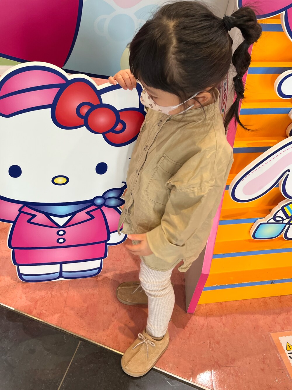 「Birthdayのアイテム（シューズ、ベージュ系）」を使った、ta-naさん（キッズ・90cm）の秋コーディネートの1枚目の写真