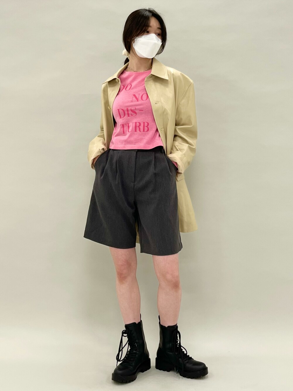 イエロー系のテーラードジャケット、ピンク系のTシャツ/カットソー、グレー系のその他パンツを着用したレディースの春コーディネートの2枚目の写真