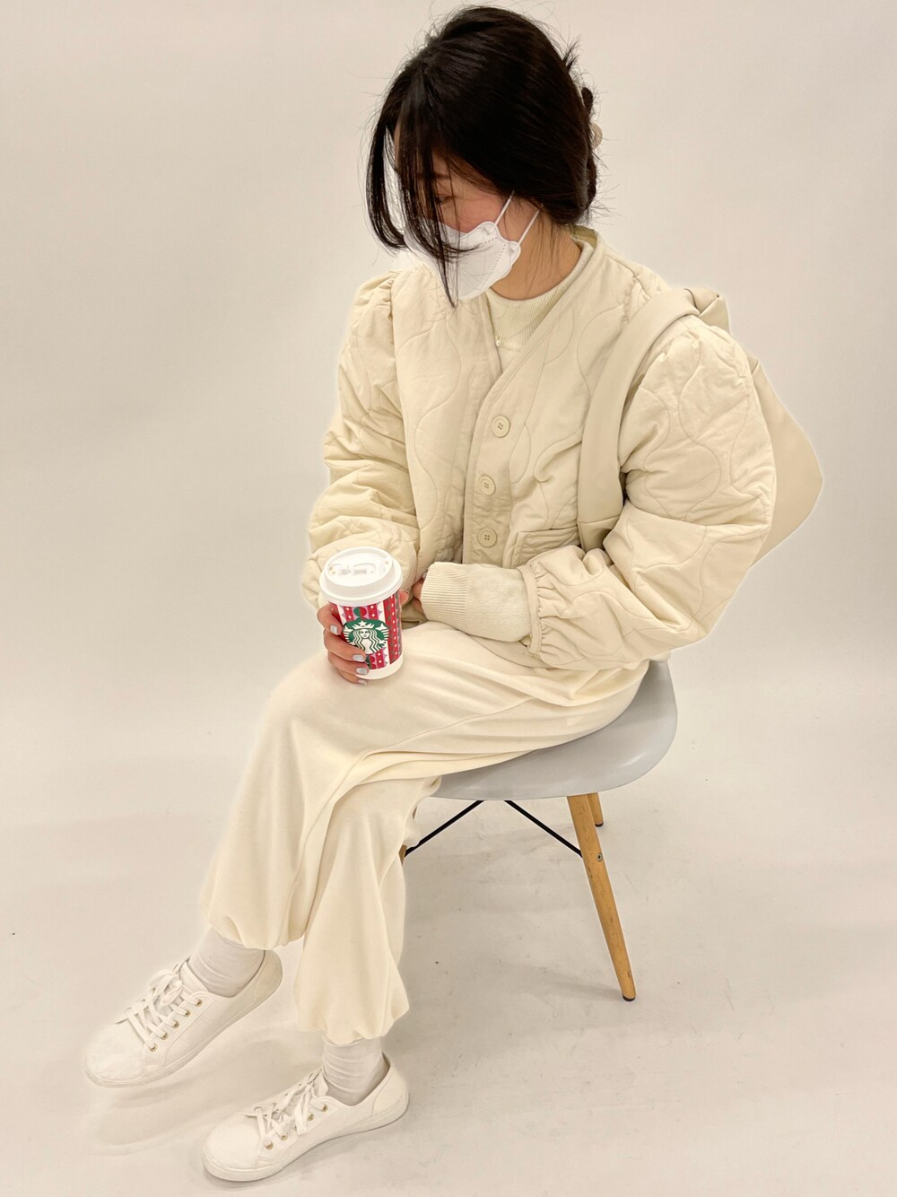 「秋冬コーデ、シンプルコーデ、大人カジュアル、スニーカー、ゆるコーデ、ホワイト、11月、キルティング、キルティングジャケット、ホワイトパンツ、ジョガーパンツ、冬コーデ、韓国ファッション、スウェットパンツ」｜「ALANDのアイテム（ブルゾン、ホワイト系）」を使った、yumeさん（レディース・165cm）の秋コーディネートの1枚目の写真