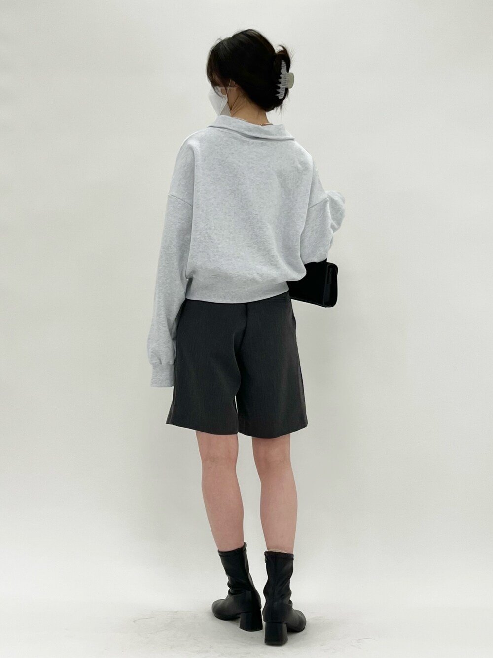 グレー系のその他パンツ、グレー系のスウェットを着用したレディースの春コーディネートの2枚目の写真