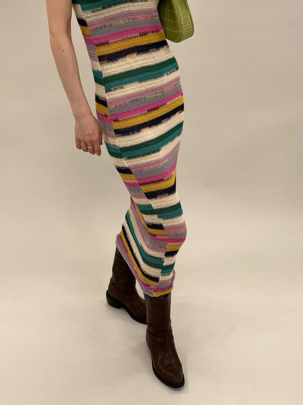 グリーン系のワンピース、グリーン系のTシャツ/カットソーを着用したレディースの春コーディネートの2枚目の写真