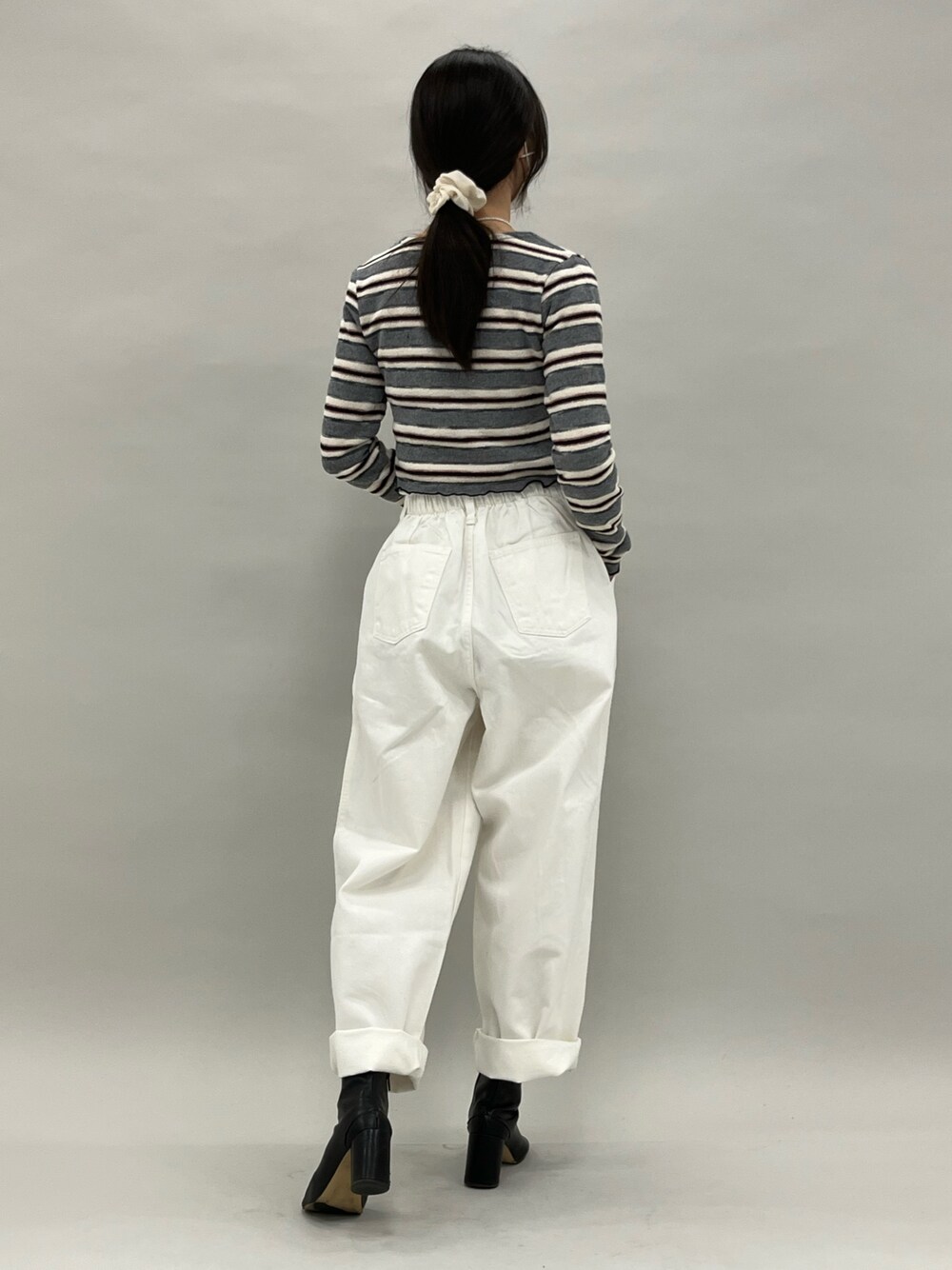 ベージュ系のその他パンツを着用したレディースの春コーディネートの2枚目の写真