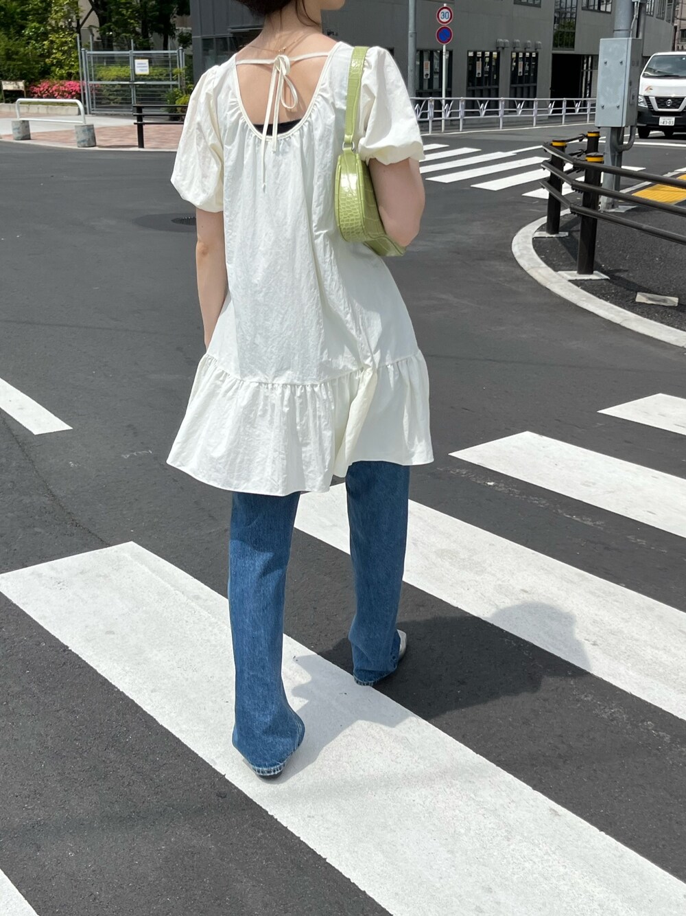 ベージュ系のワンピース、ブルー系のデニムパンツ、その他のバレエシューズを着用したレディースの夏コーディネートの2枚目の写真