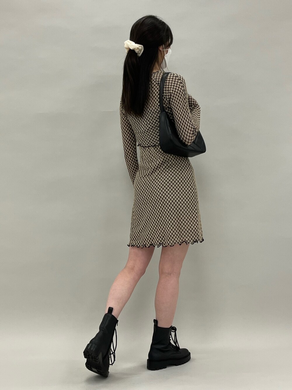 ベージュ系のカーディガン/ボレロ、ベージュ系のワンピースを着用したレディースの春コーディネートの3枚目の写真