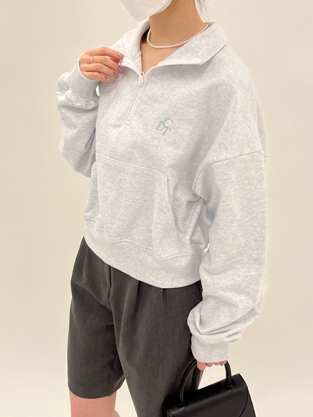 グレー系のその他パンツ、グレー系のスウェットを着用したレディースの春コーディネートの3枚目の写真