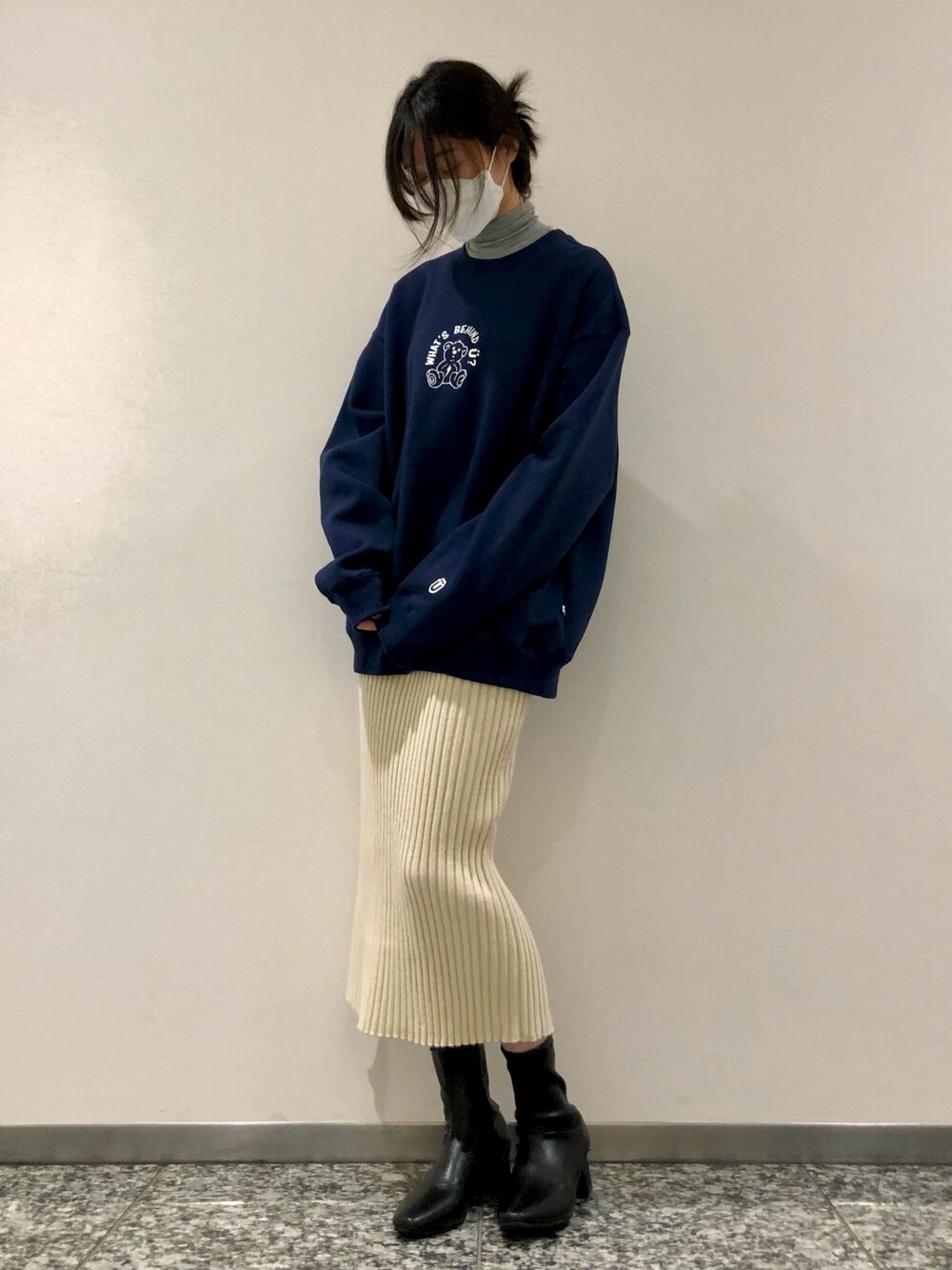 ブルー系のスウェット、ベージュ系のスカート、グレー系のTシャツ/カットソーを着用したレディースの春コーディネートの2枚目の写真