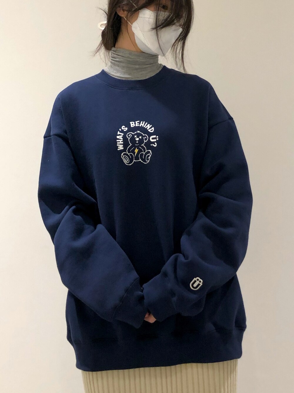 ブルー系のスウェット、ベージュ系のスカート、グレー系のTシャツ/カットソーを着用したレディースの春コーディネートの3枚目の写真