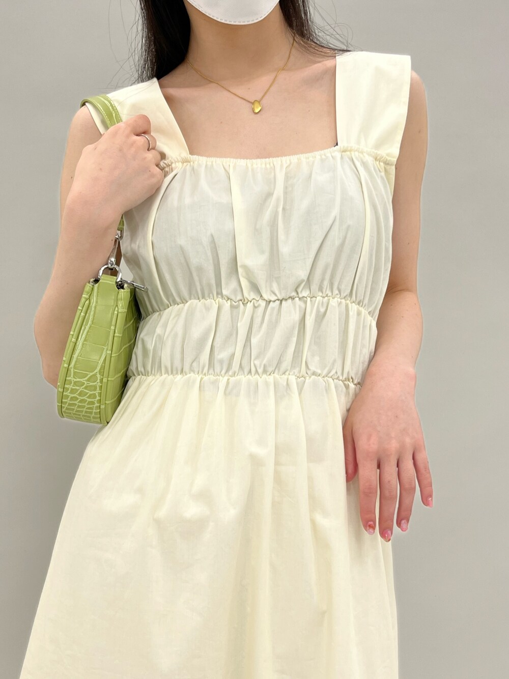 ベージュ系のワンピース、ベージュ系のサンダルを着用したレディースの夏コーディネートの3枚目の写真