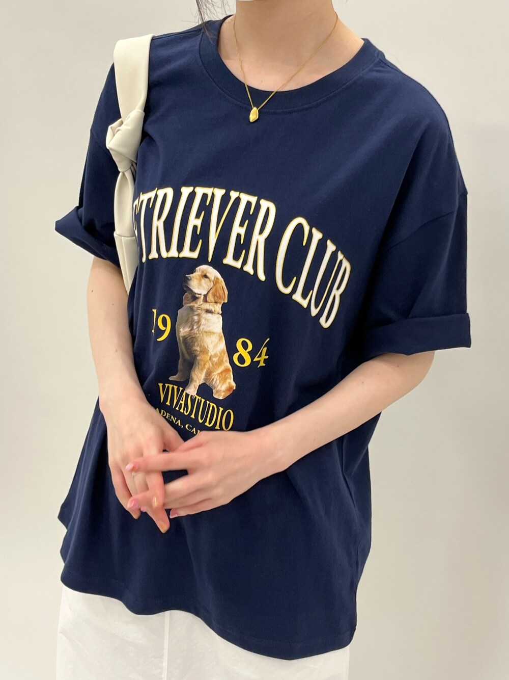 ブルー系のTシャツ/カットソー、ベージュ系のスカートを着用したレディースの春コーディネートの4枚目の写真