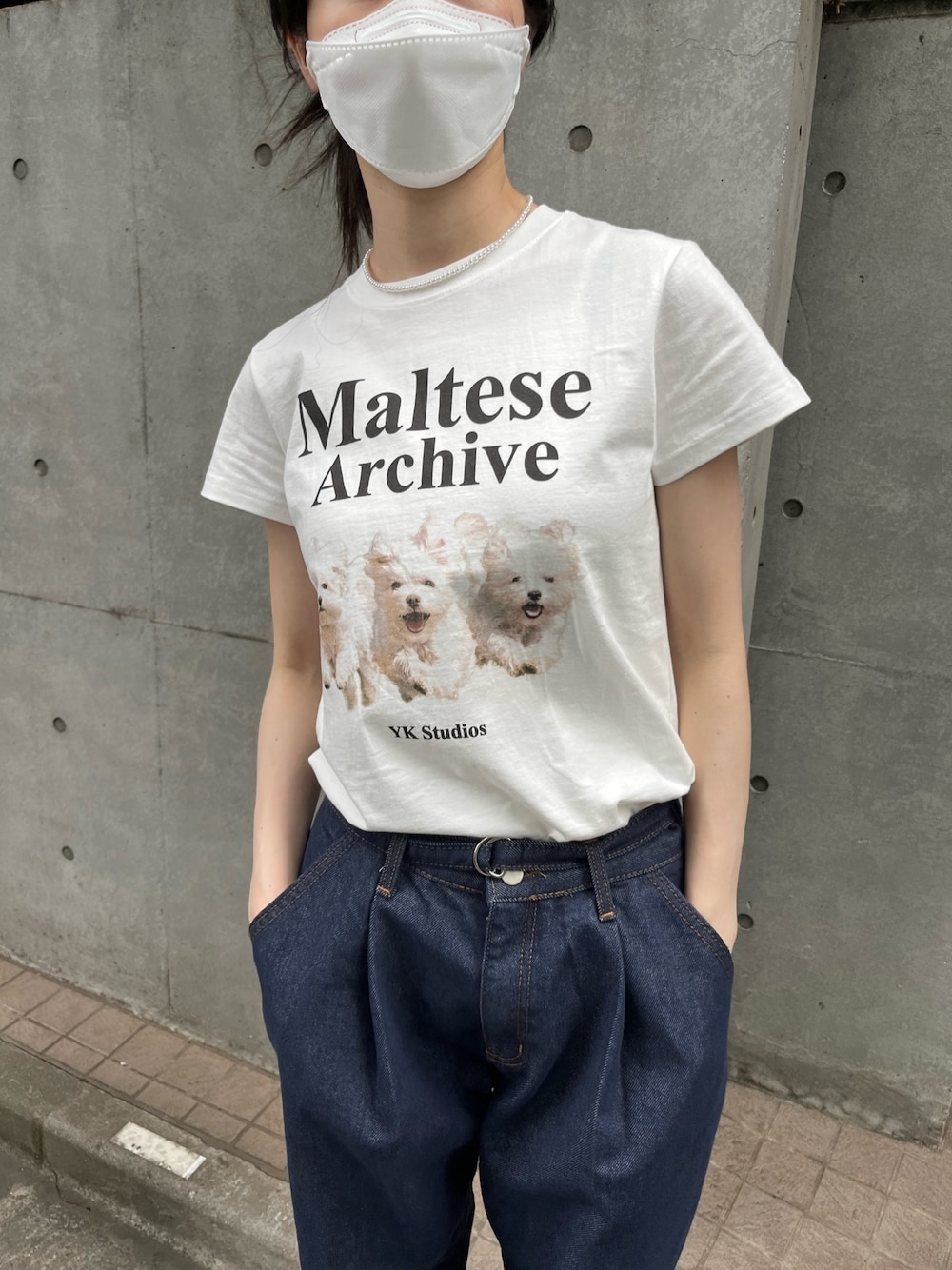 ブルー系のデニムパンツ、ホワイト系のTシャツ/カットソー、ベージュ系のローファーを着用したレディースの夏コーディネートの3枚目の写真