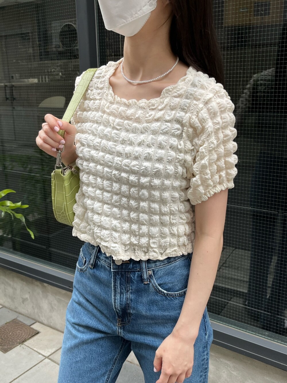 ベージュ系のTシャツ/カットソー、ブルー系のデニムパンツ、ブラック系のバレエシューズを着用したレディースの夏コーディネートの3枚目の写真