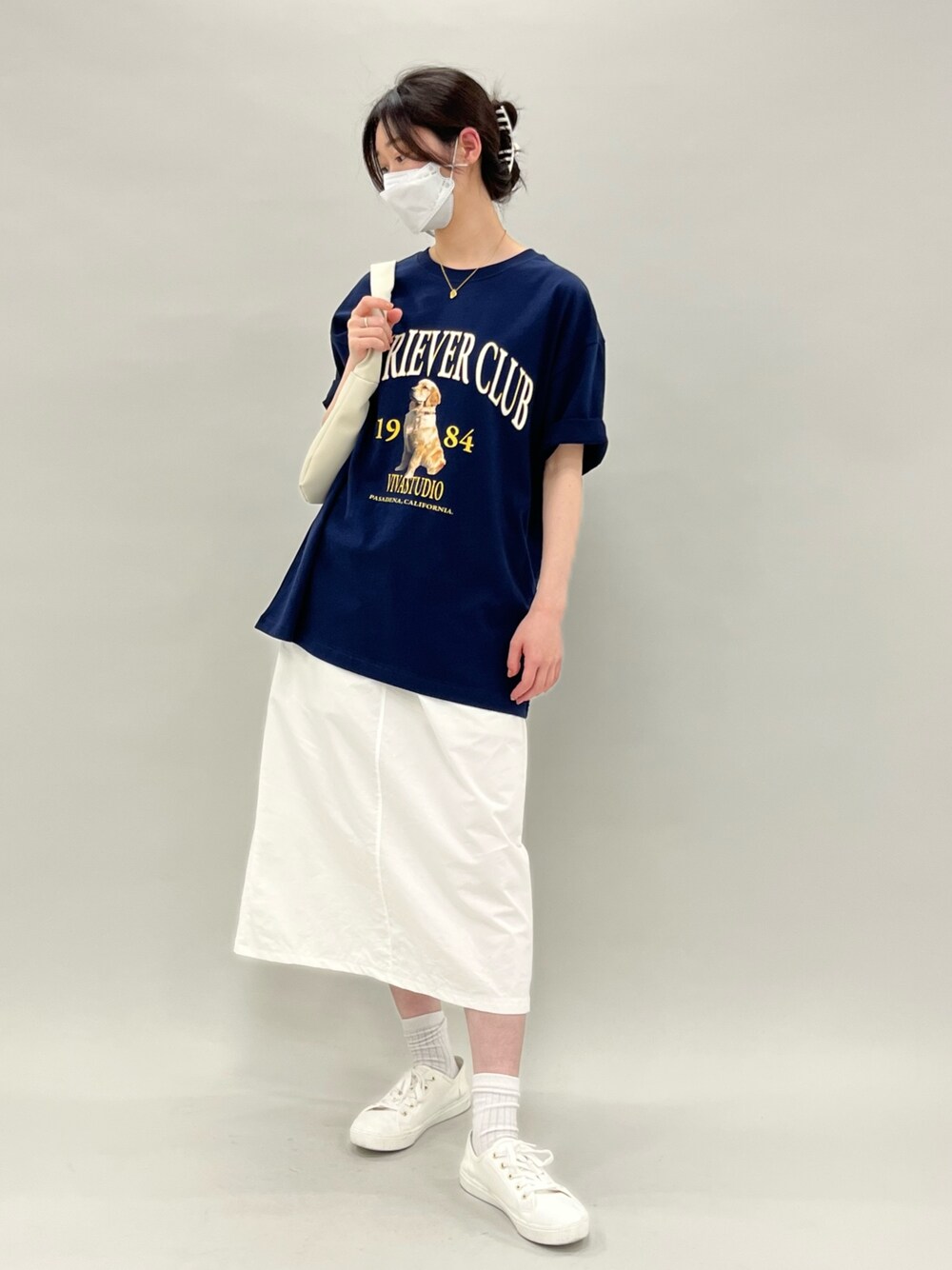 ブルー系のTシャツ/カットソー、ベージュ系のスカートを着用したレディースの春コーディネートの2枚目の写真