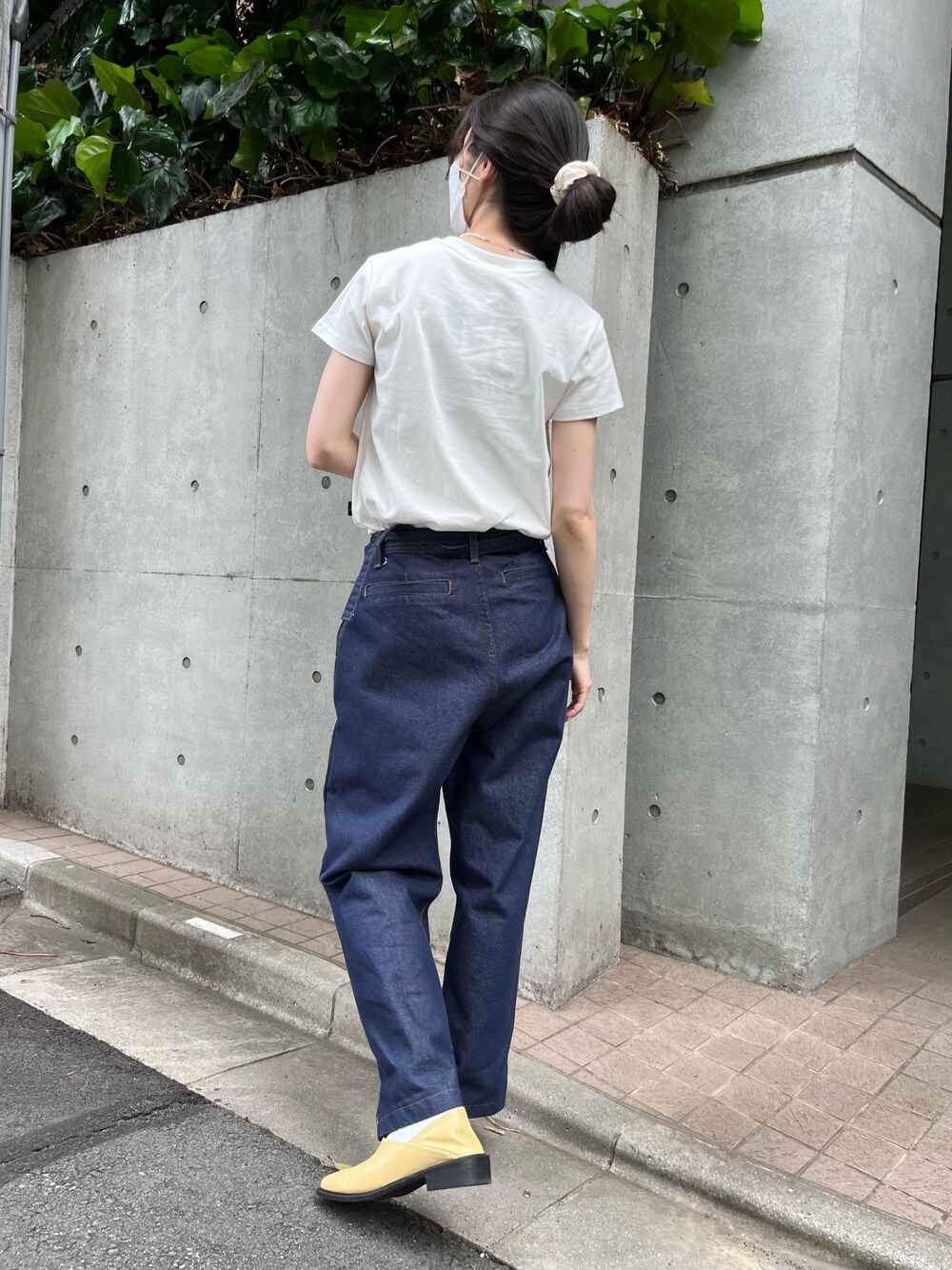 ブルー系のデニムパンツ、ホワイト系のTシャツ/カットソー、ベージュ系のローファーを着用したレディースの夏コーディネートの2枚目の写真