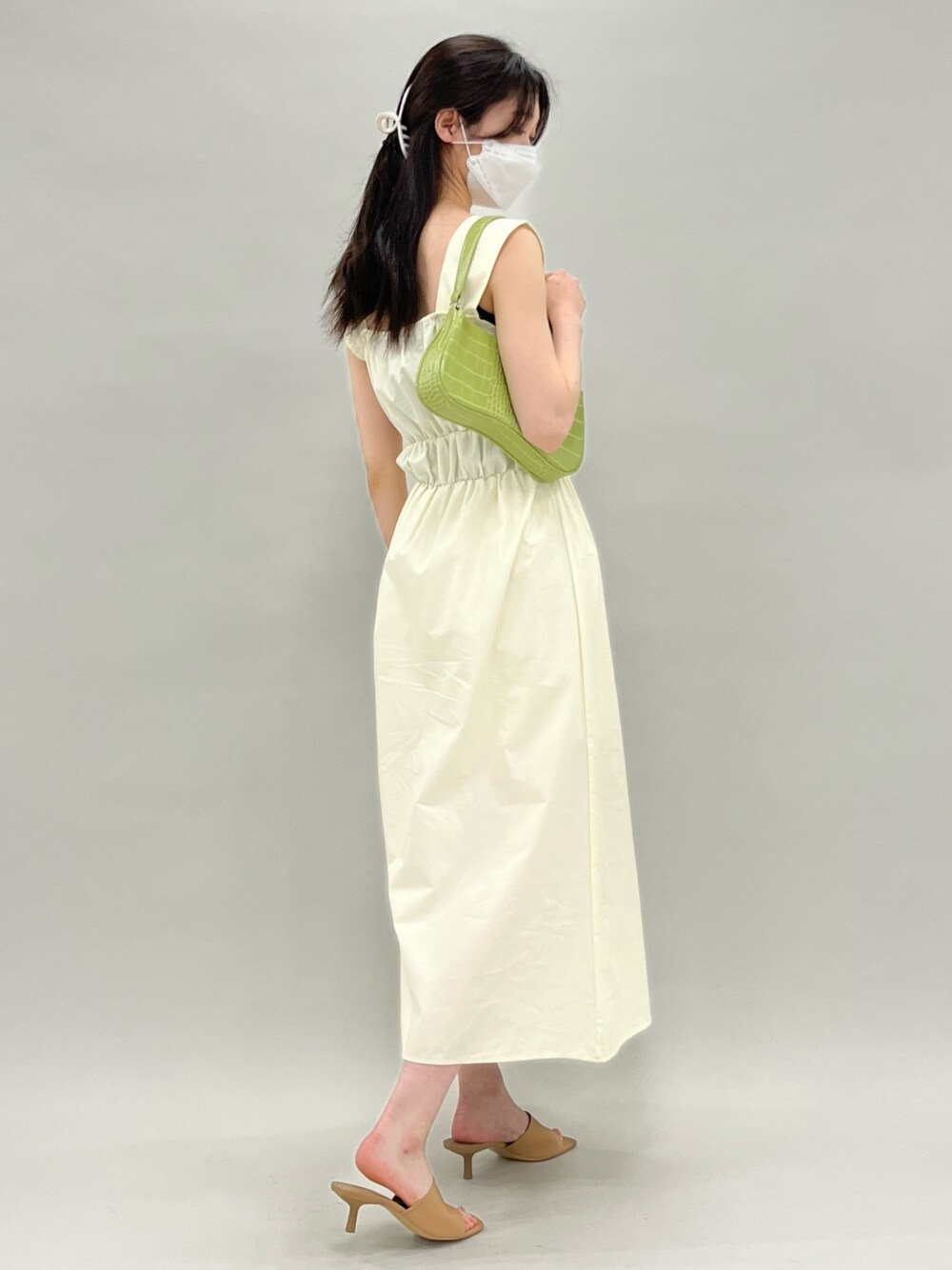 ベージュ系のワンピース、ベージュ系のサンダルを着用したレディースの夏コーディネートの2枚目の写真